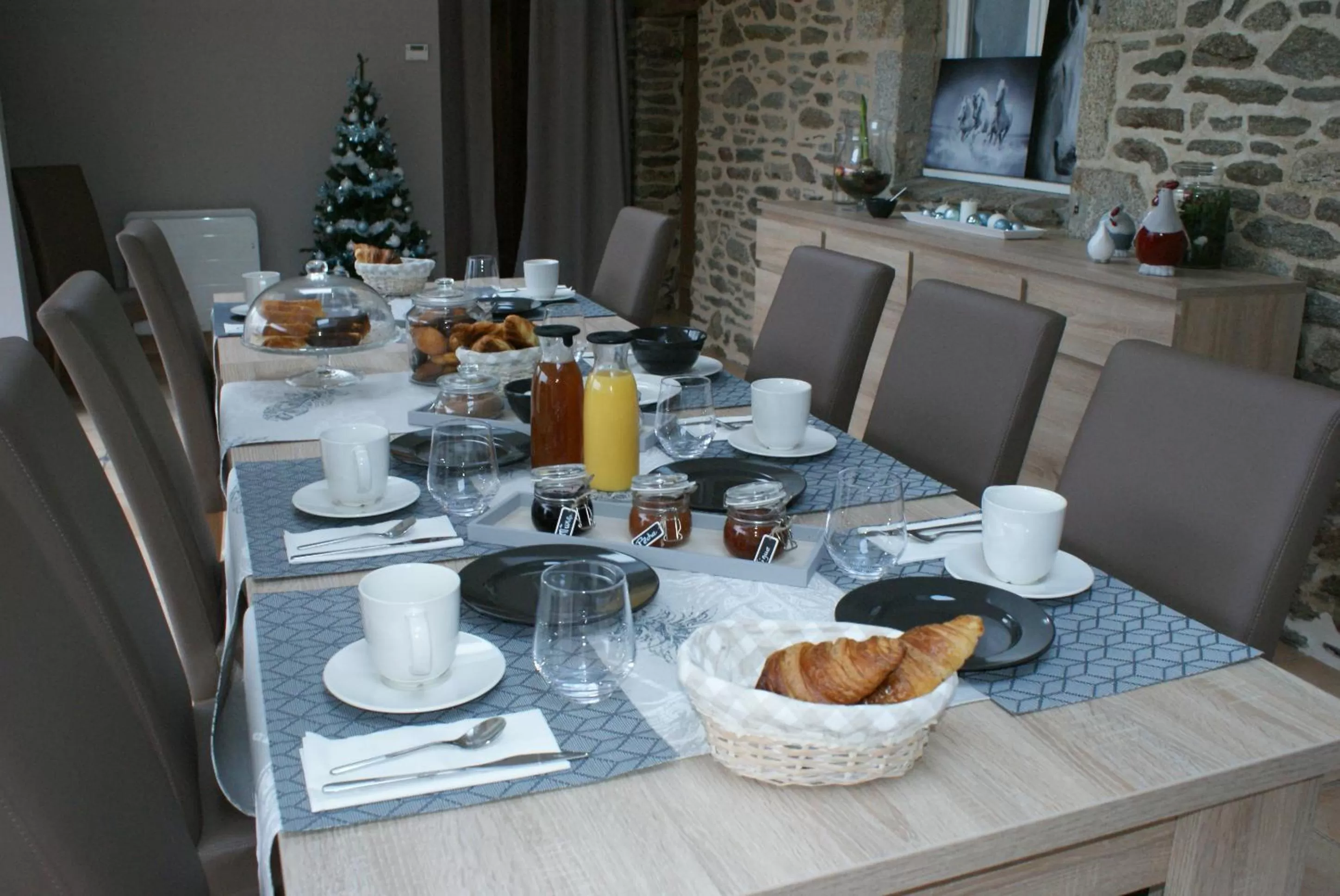 Continental breakfast in Aux Agapanthes