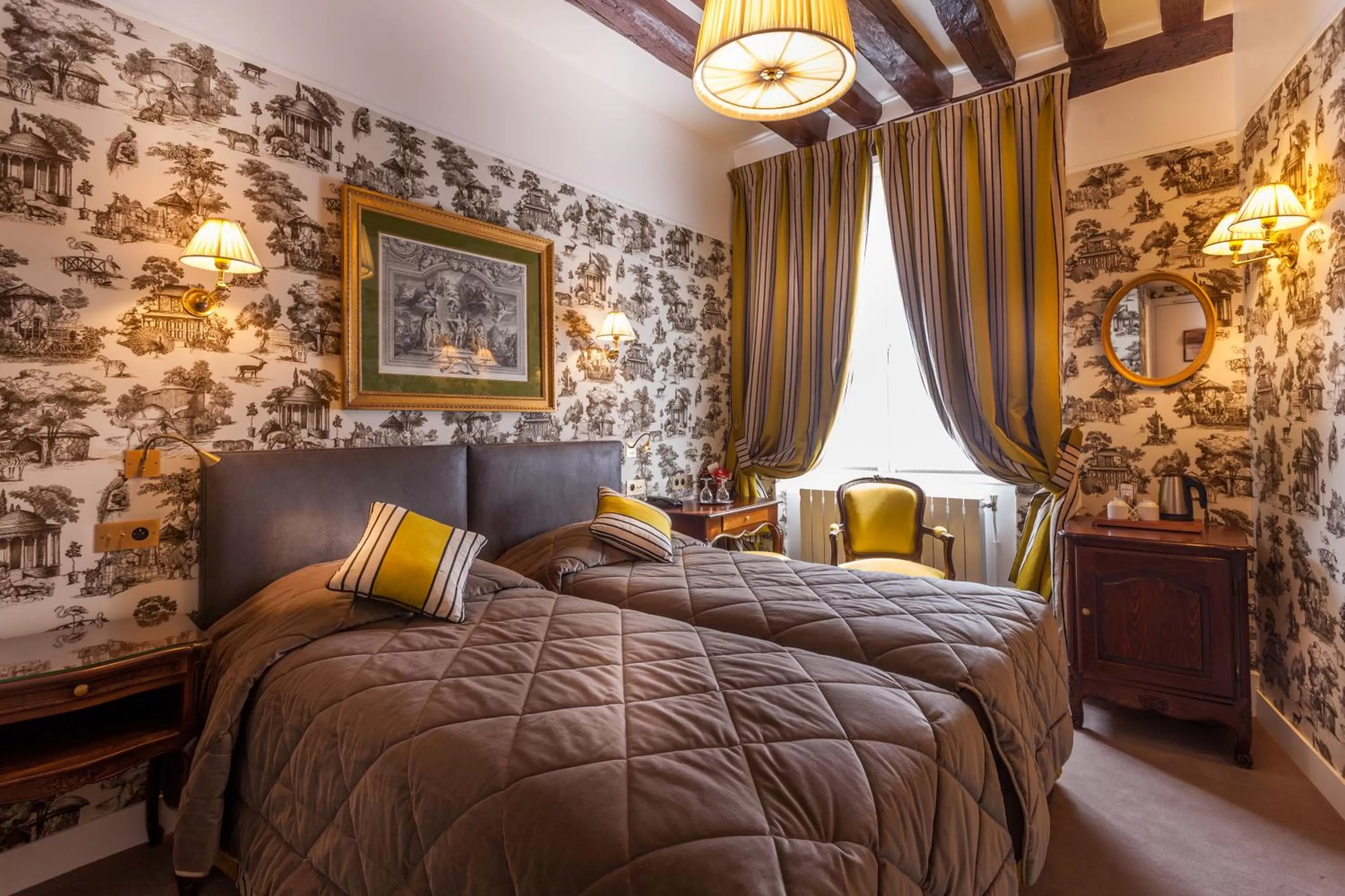 Photo of the whole room, Bed in Grand Hôtel de L'Univers Saint-Germain