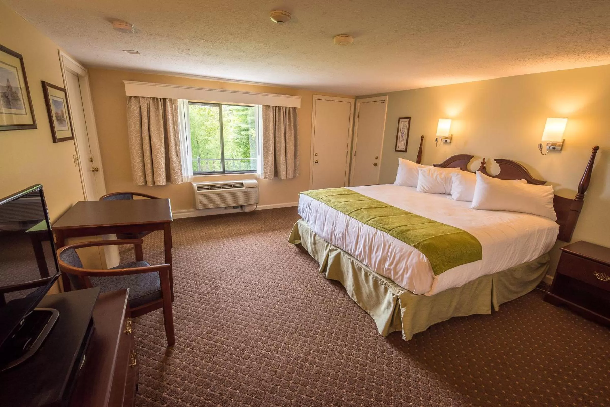 Photo of the whole room, Bed in Fox Ridge Resort