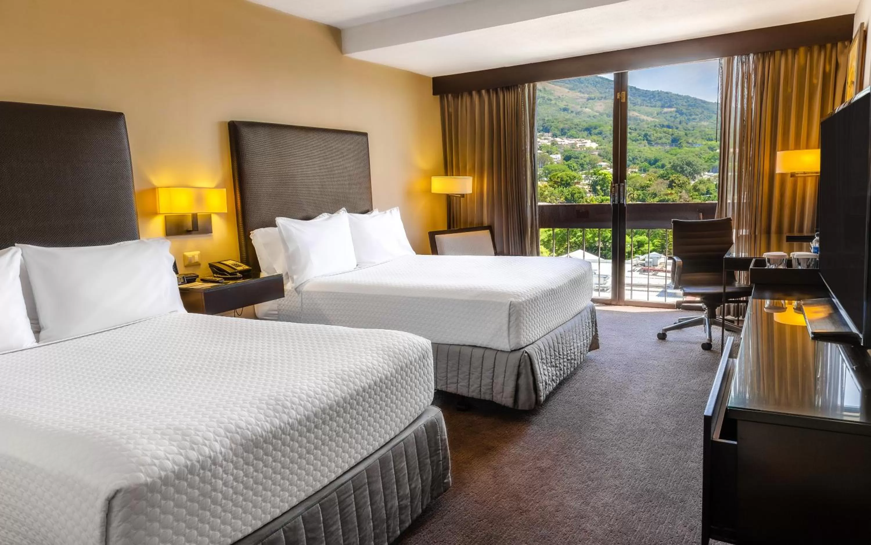 Photo of the whole room, Bed in Crowne Plaza San Salvador, an IHG Hotel