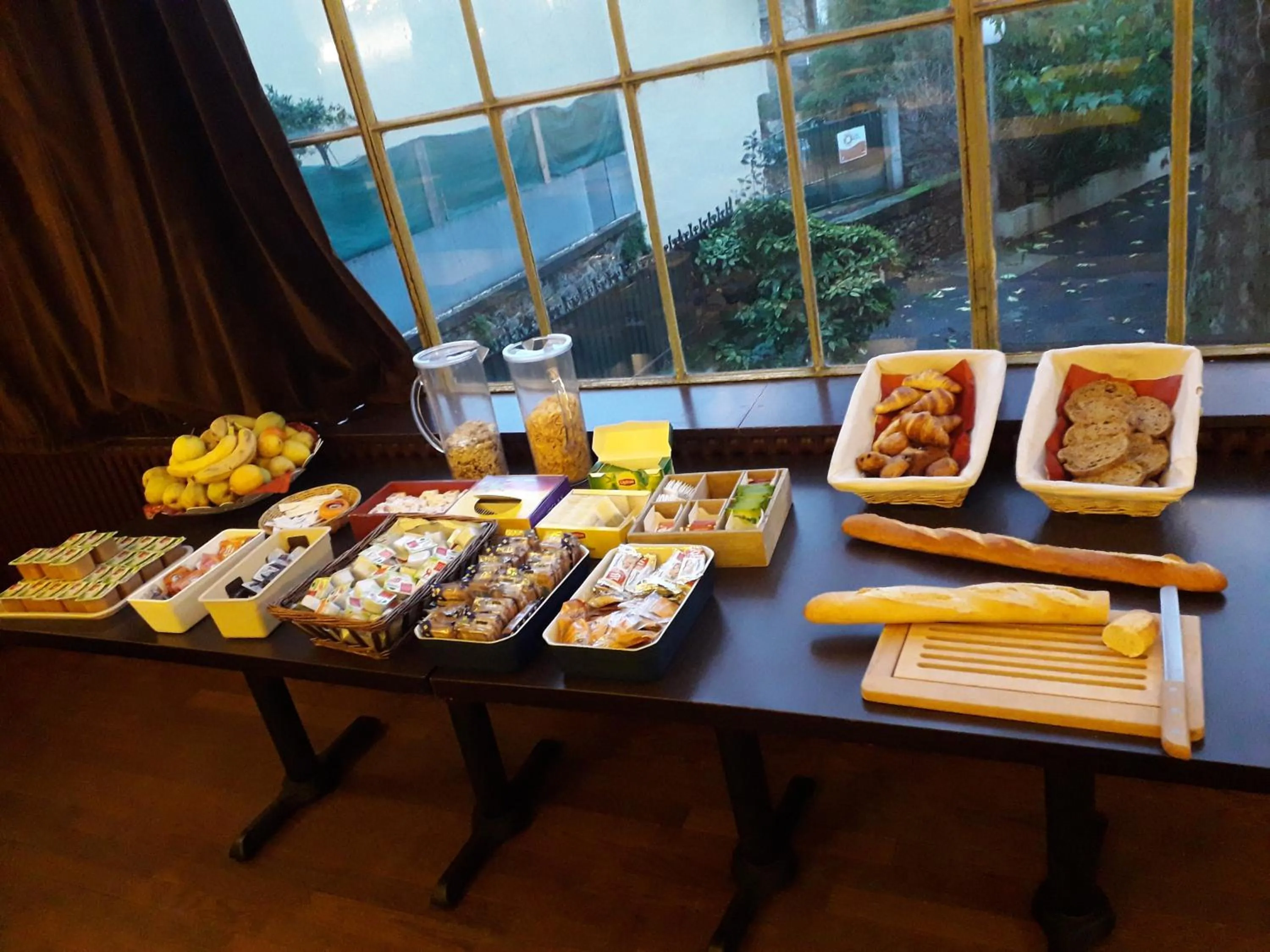 Buffet breakfast in Hôtel Belleville