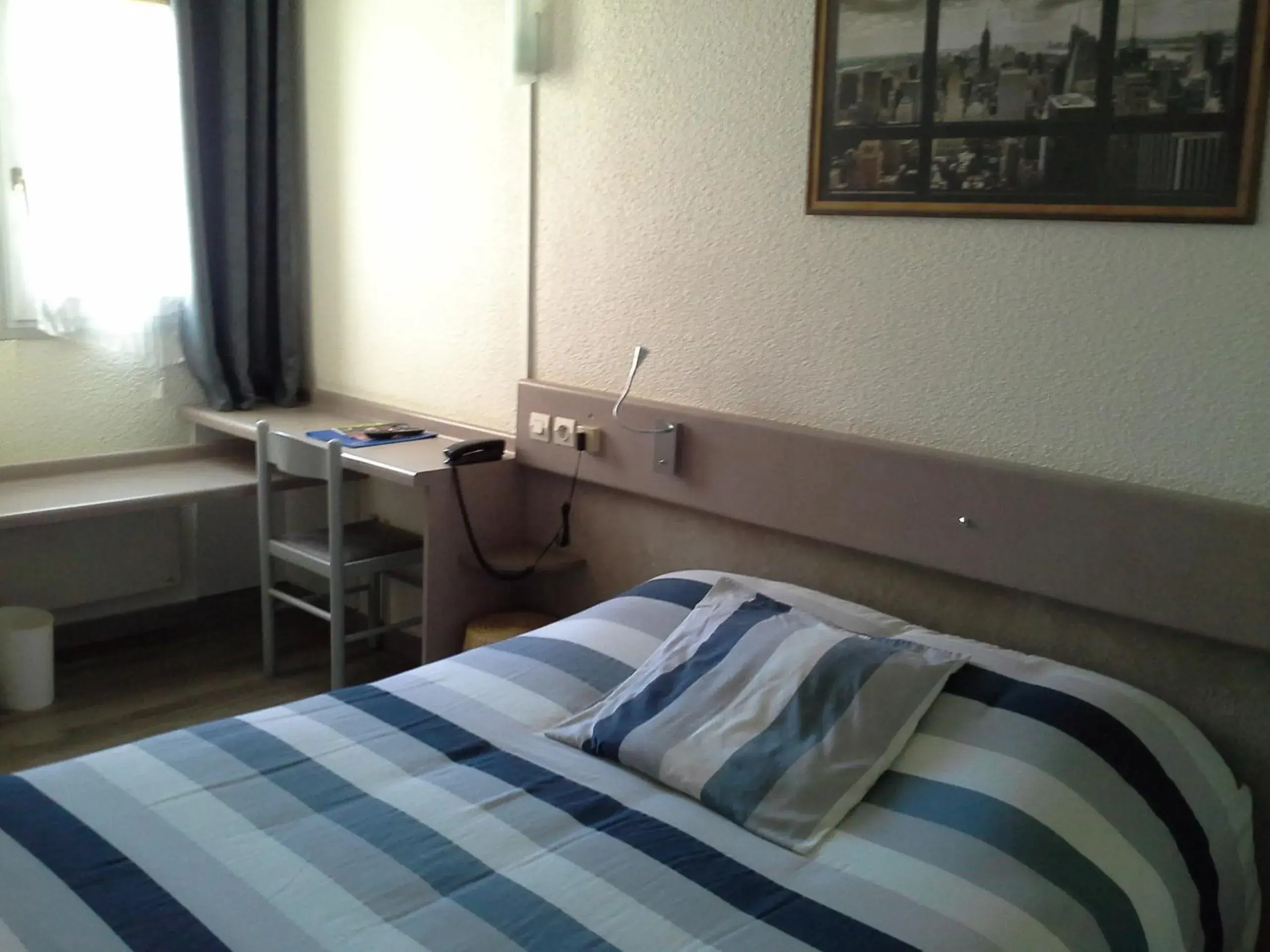 Photo of the whole room, Bed in Contact Hôtel Come Inn