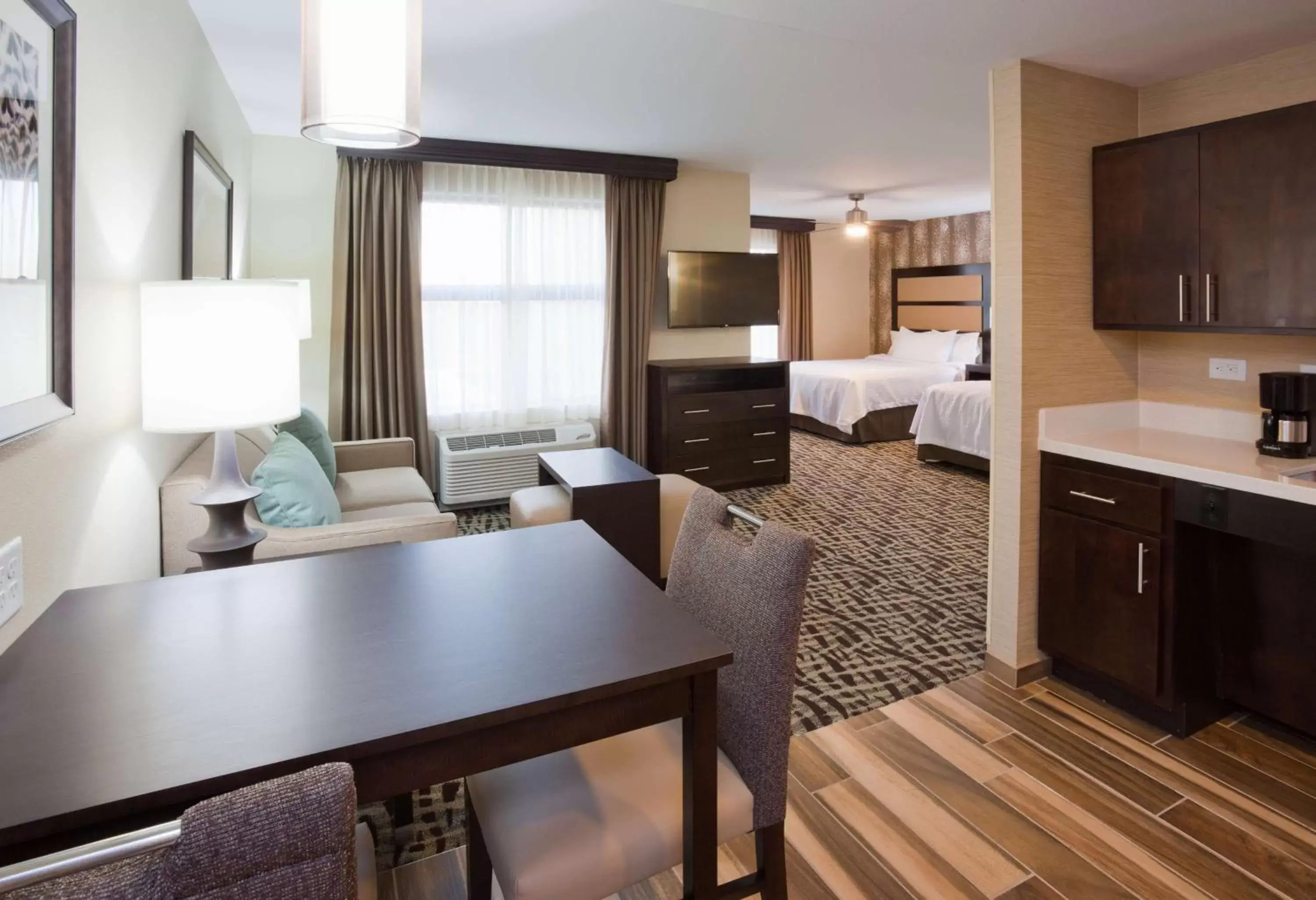 Bedroom, Kitchen/Kitchenette in Homewood Suites Davenport