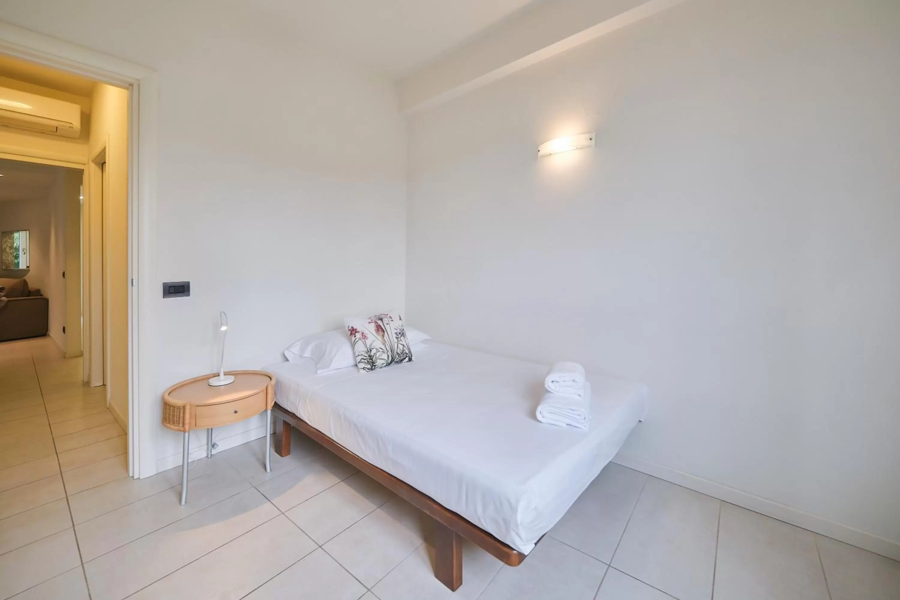 Bedroom in Front Lake Apartment Bardolino