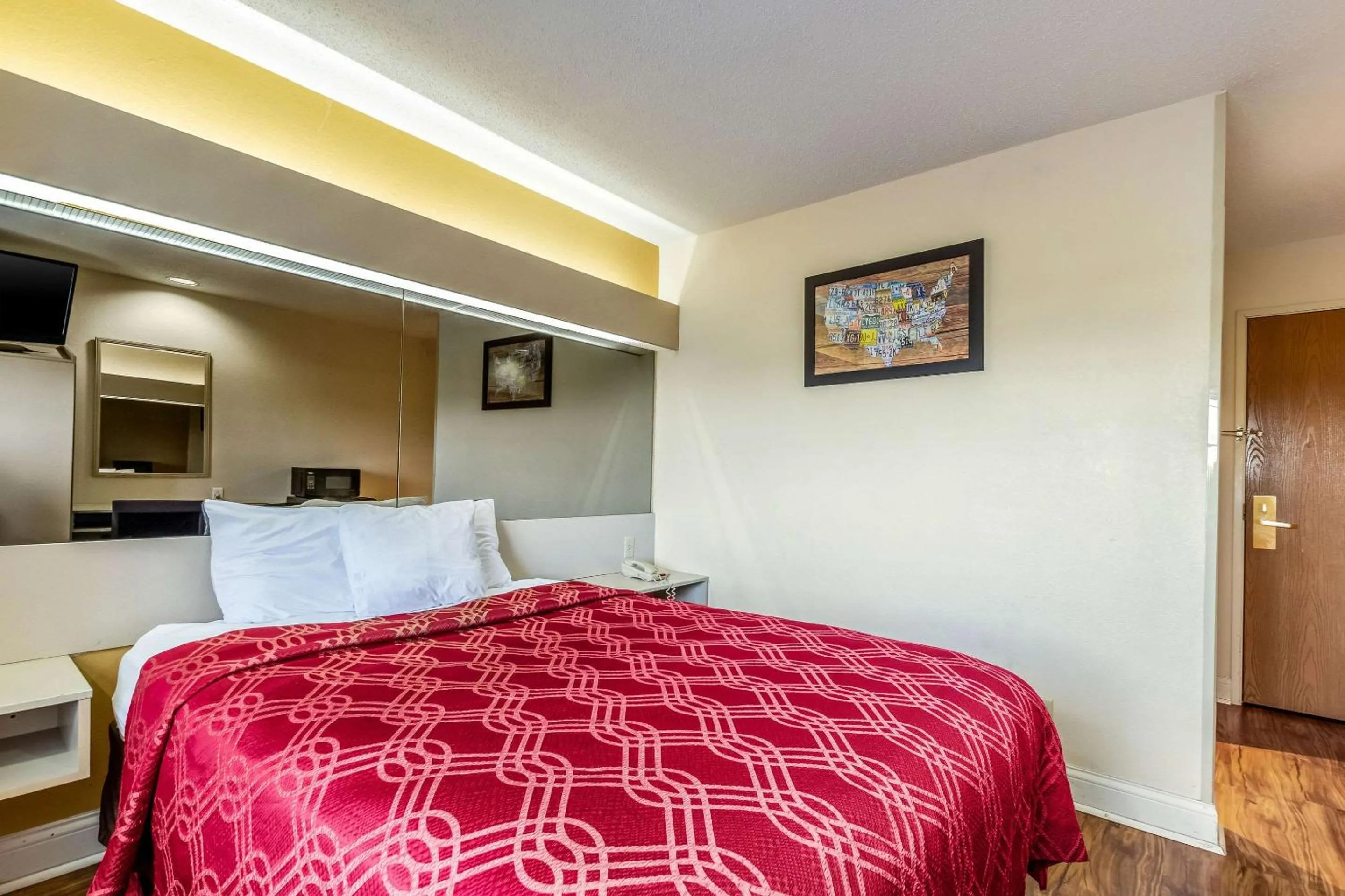 Photo of the whole room, Bed in Econo Lodge Inn & Suites Evansville East