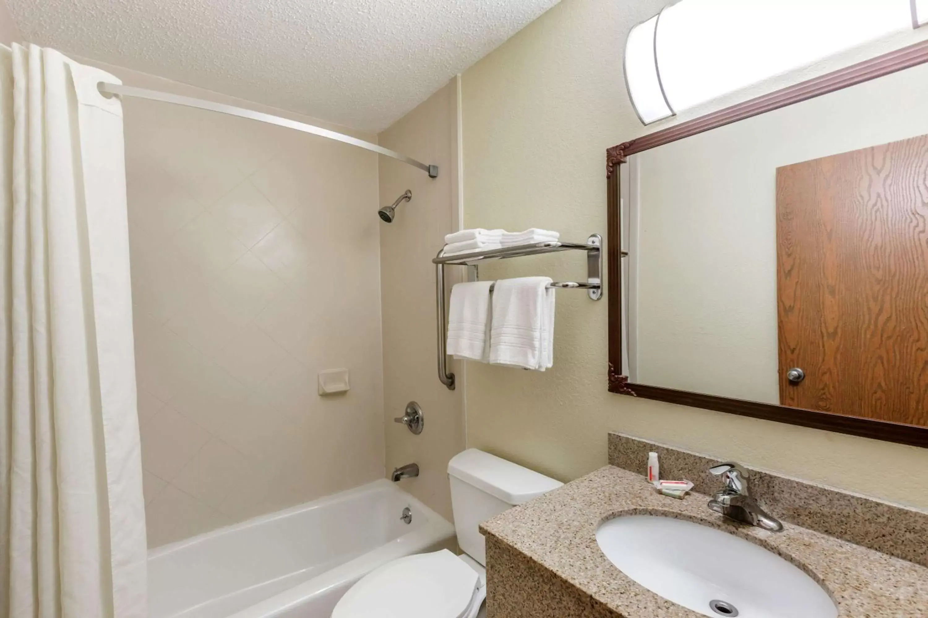 Bathroom in Super 8 by Wyndham Latham - Albany Airport