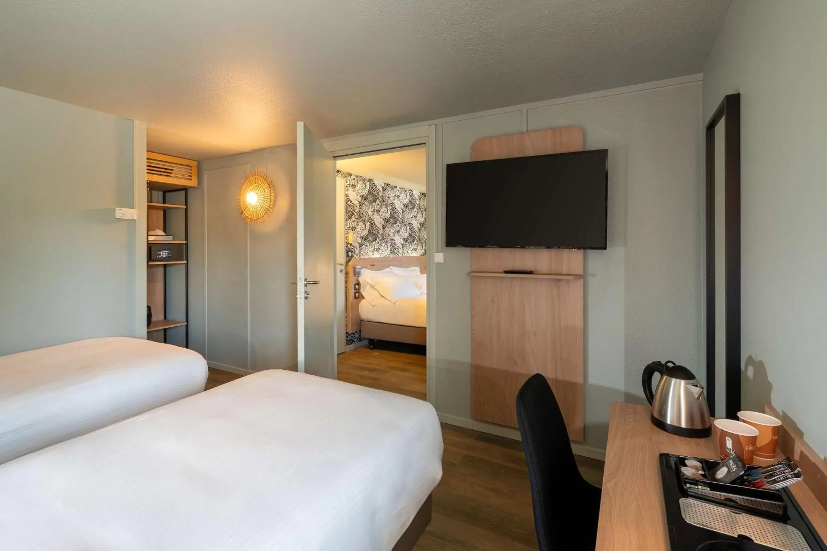 Bedroom, TV/Entertainment Center in Sure Hotel by Best Western Rochefort-sur-Mer