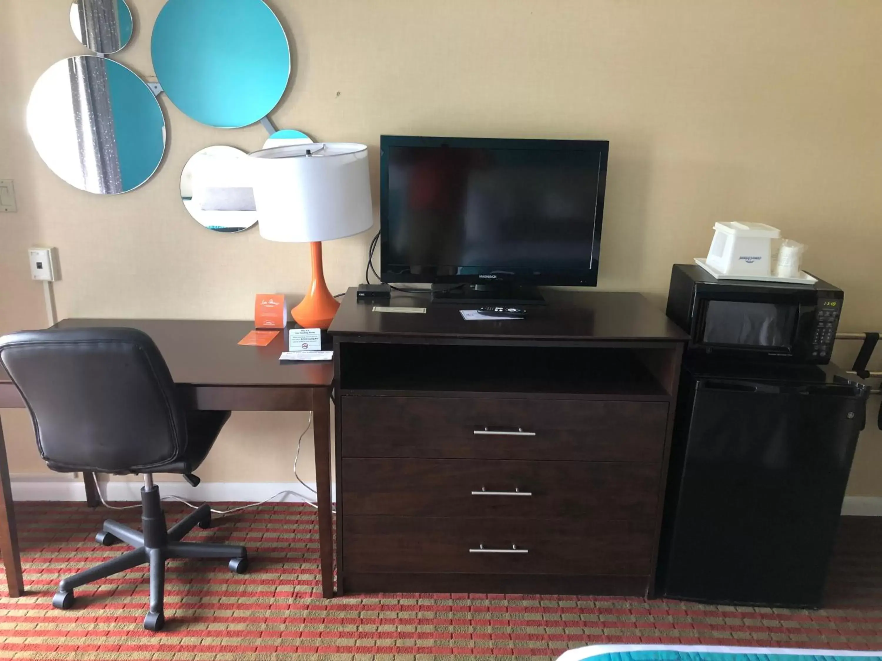 TV and multimedia, TV/Entertainment Center in Howard Johnson by Wyndham Rocky Hill