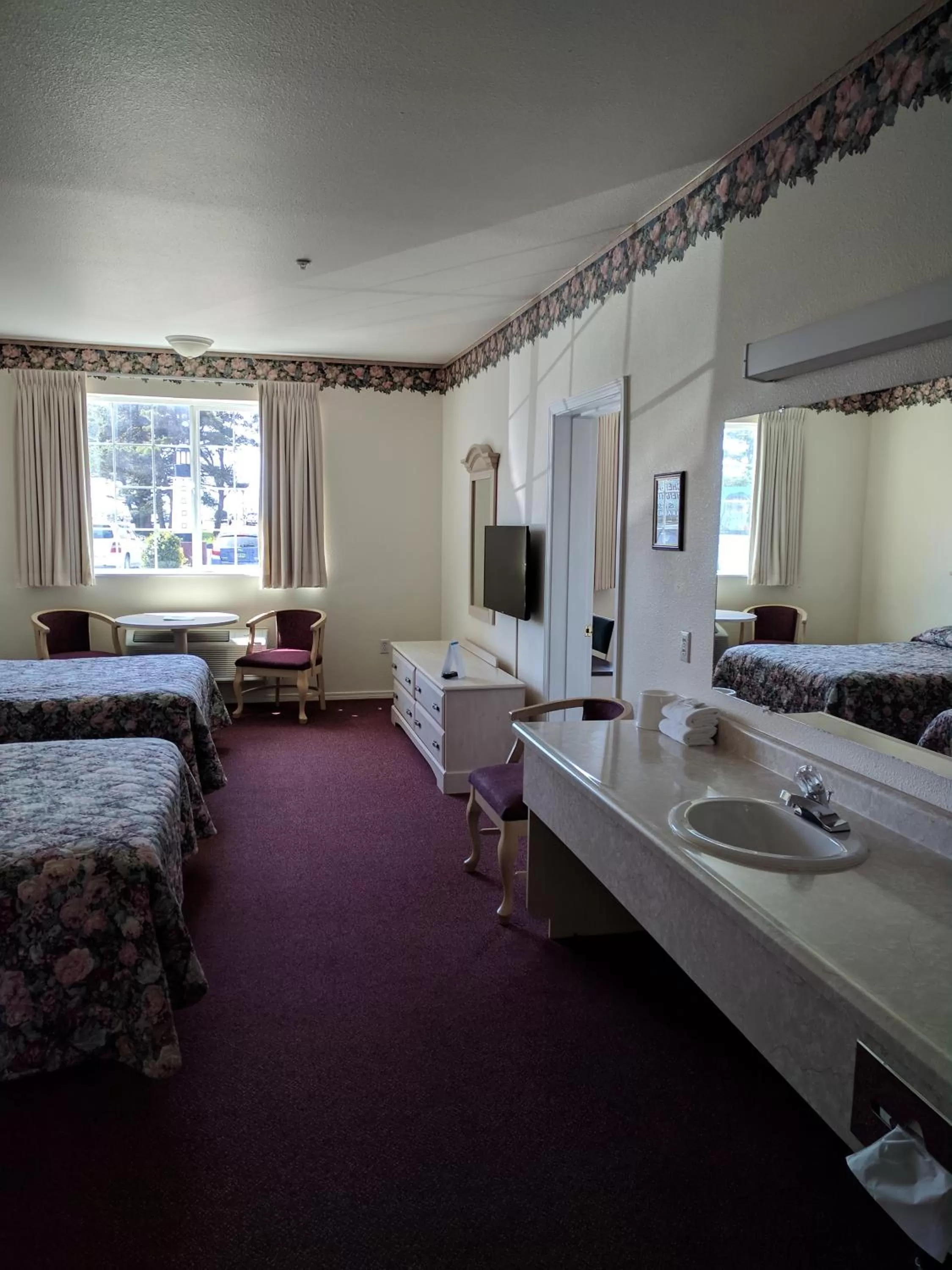 Photo of the whole room, Bed in Lighthouse Inn