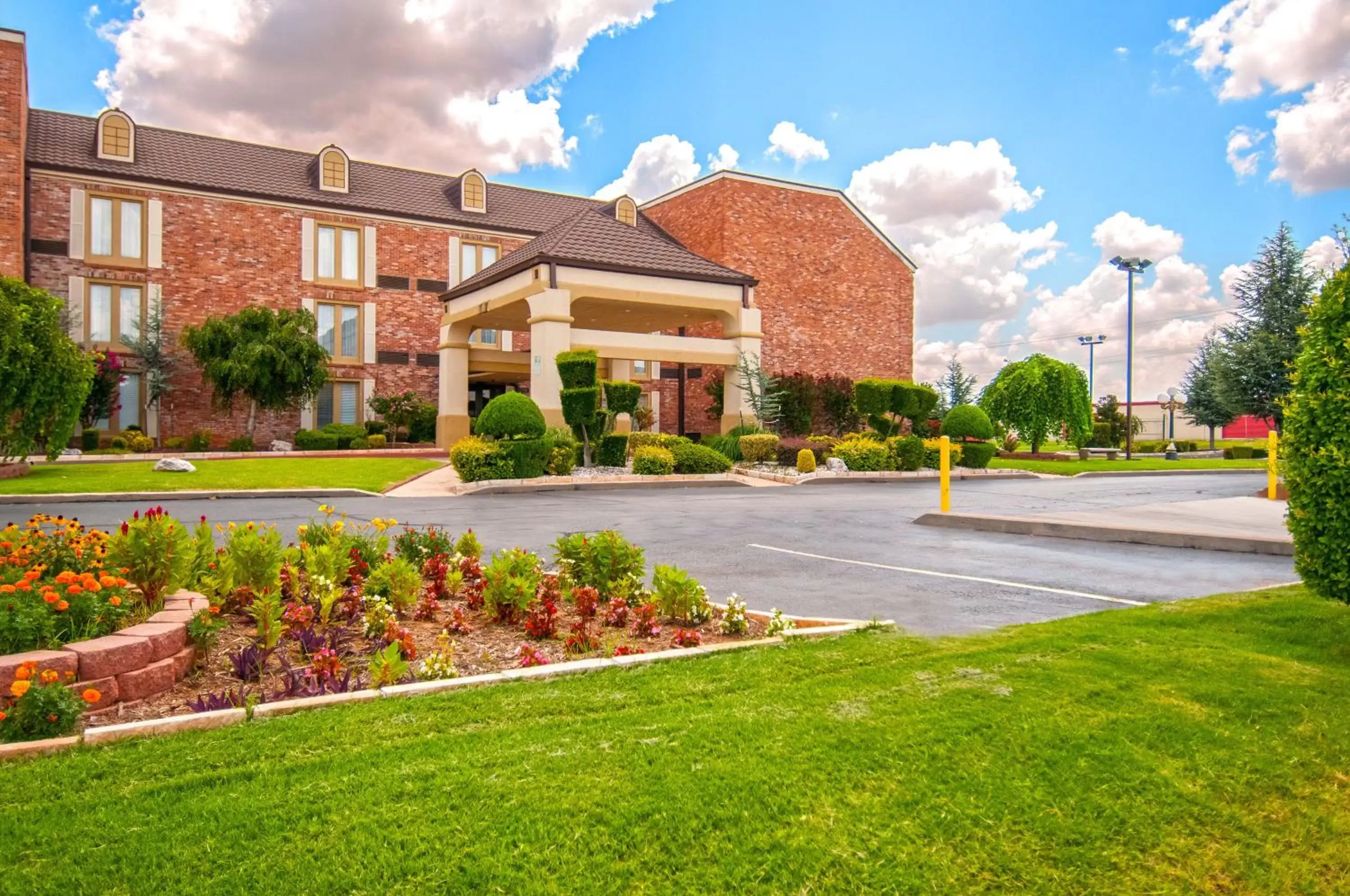 Property Building in Governors Suites Hotel Oklahoma City Airport Area