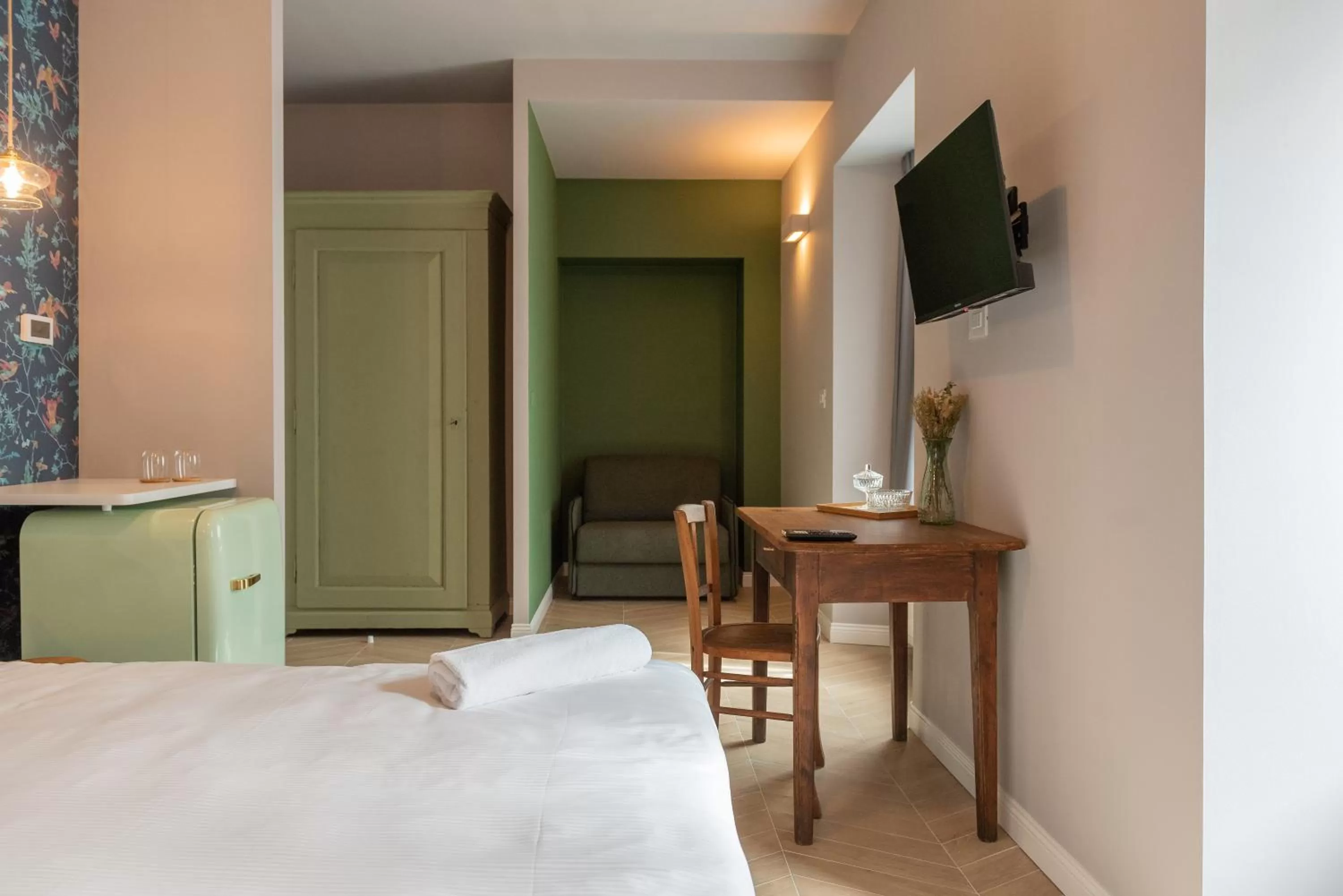 TV/Entertainment Center in CASA Room Apartments Machiavelli 13