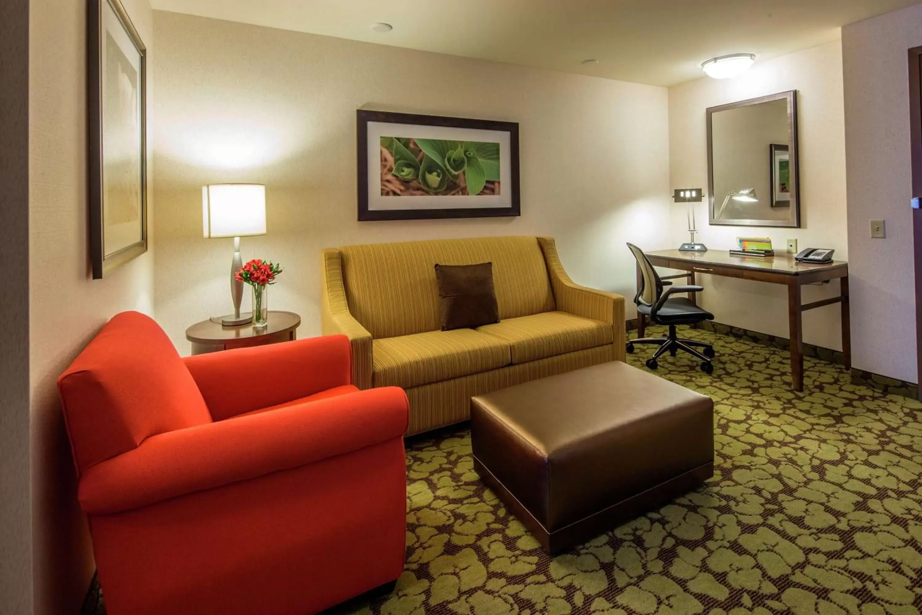 Bedroom, Seating Area in Hilton Garden Inn Uniontown