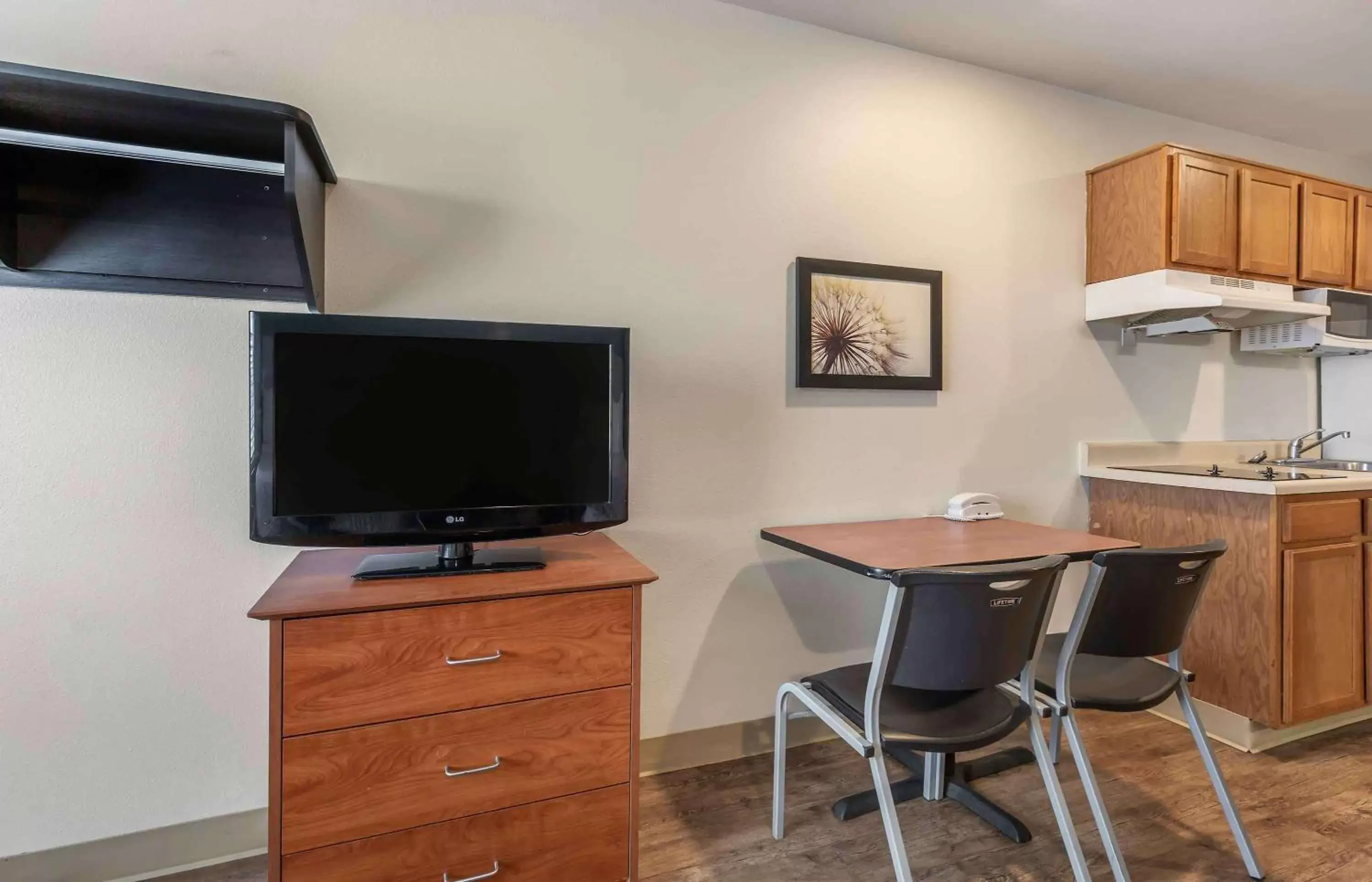 Bedroom, TV/Entertainment Center in Extended Stay America Select Suites - Gainesville