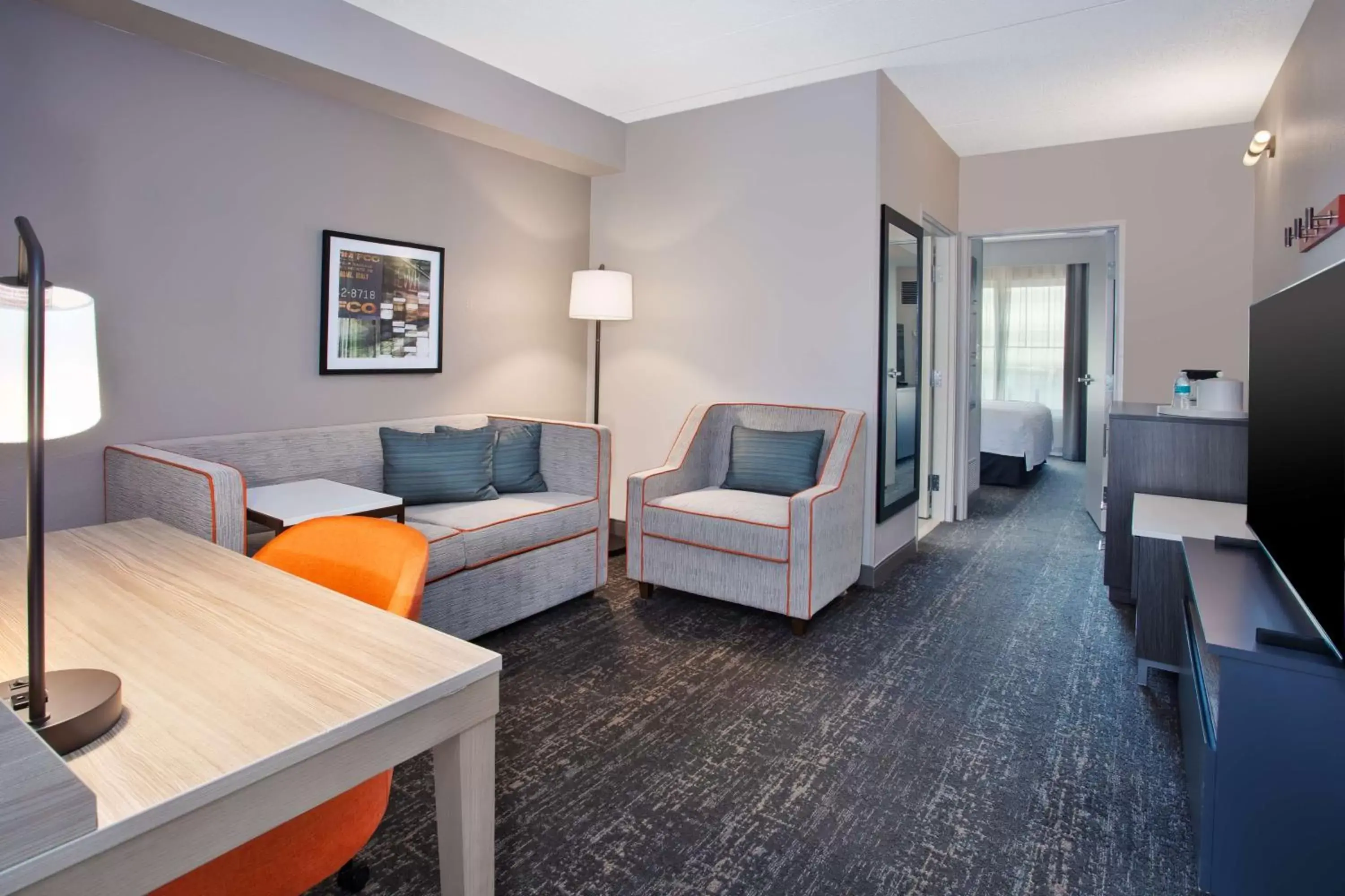 Living room, Seating Area in Hampton Inn & Suites By Hilton- Newark Airport Elizabeth