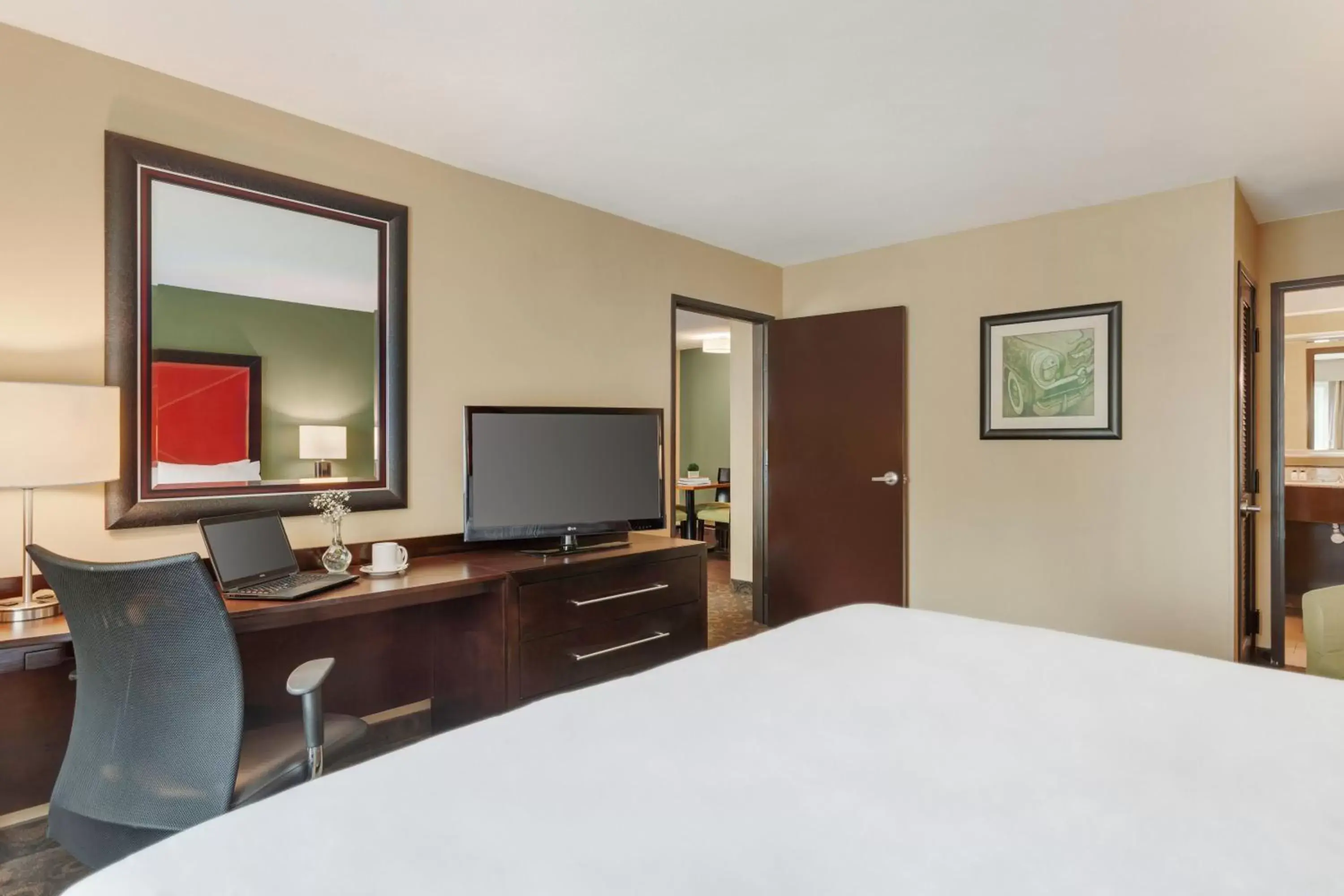 Bedroom, TV/Entertainment Center in Crowne Plaza Houston Galleria Area, an IHG Hotel