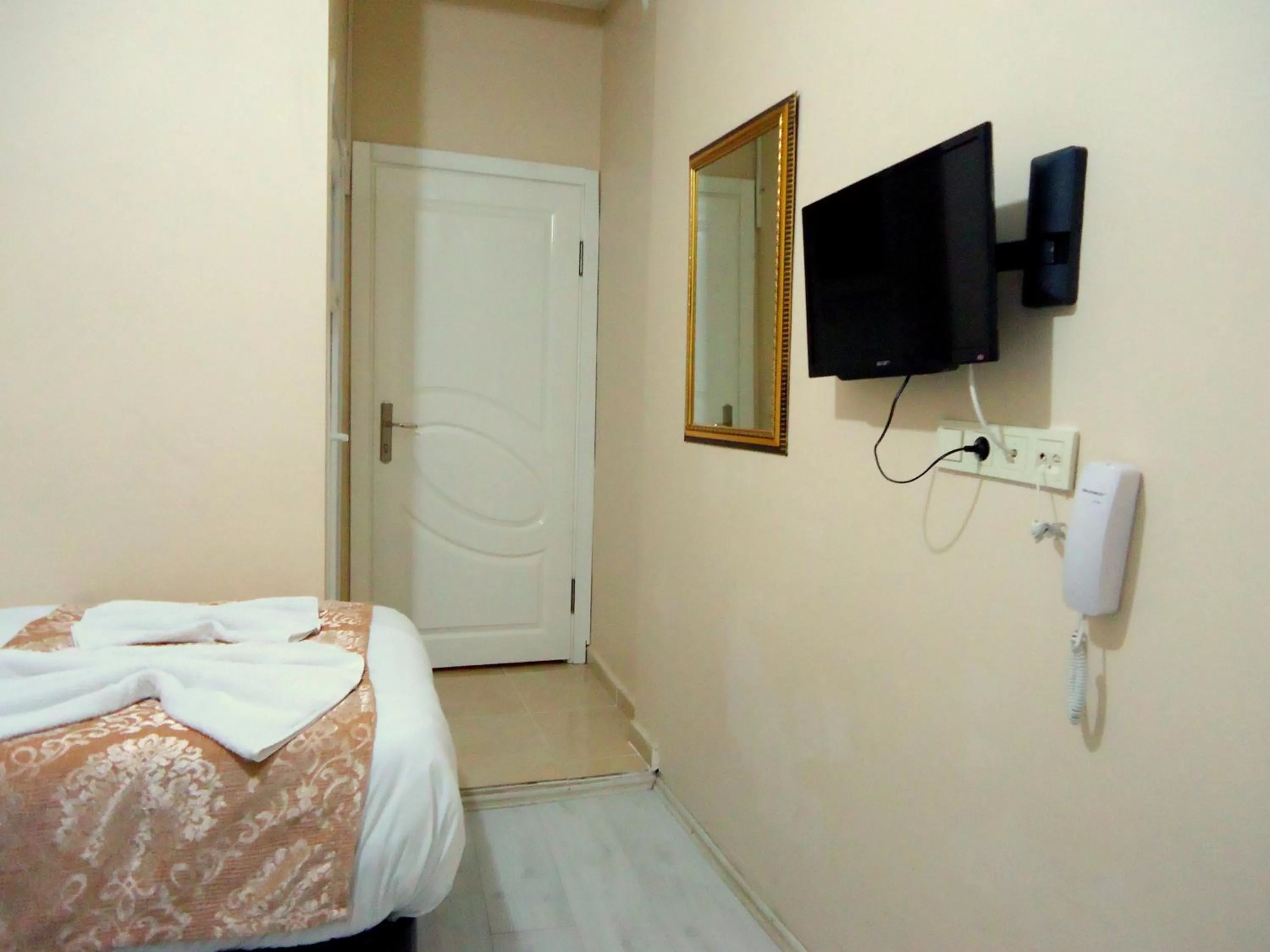 Photo of the whole room, Bed in Tolga Hotel