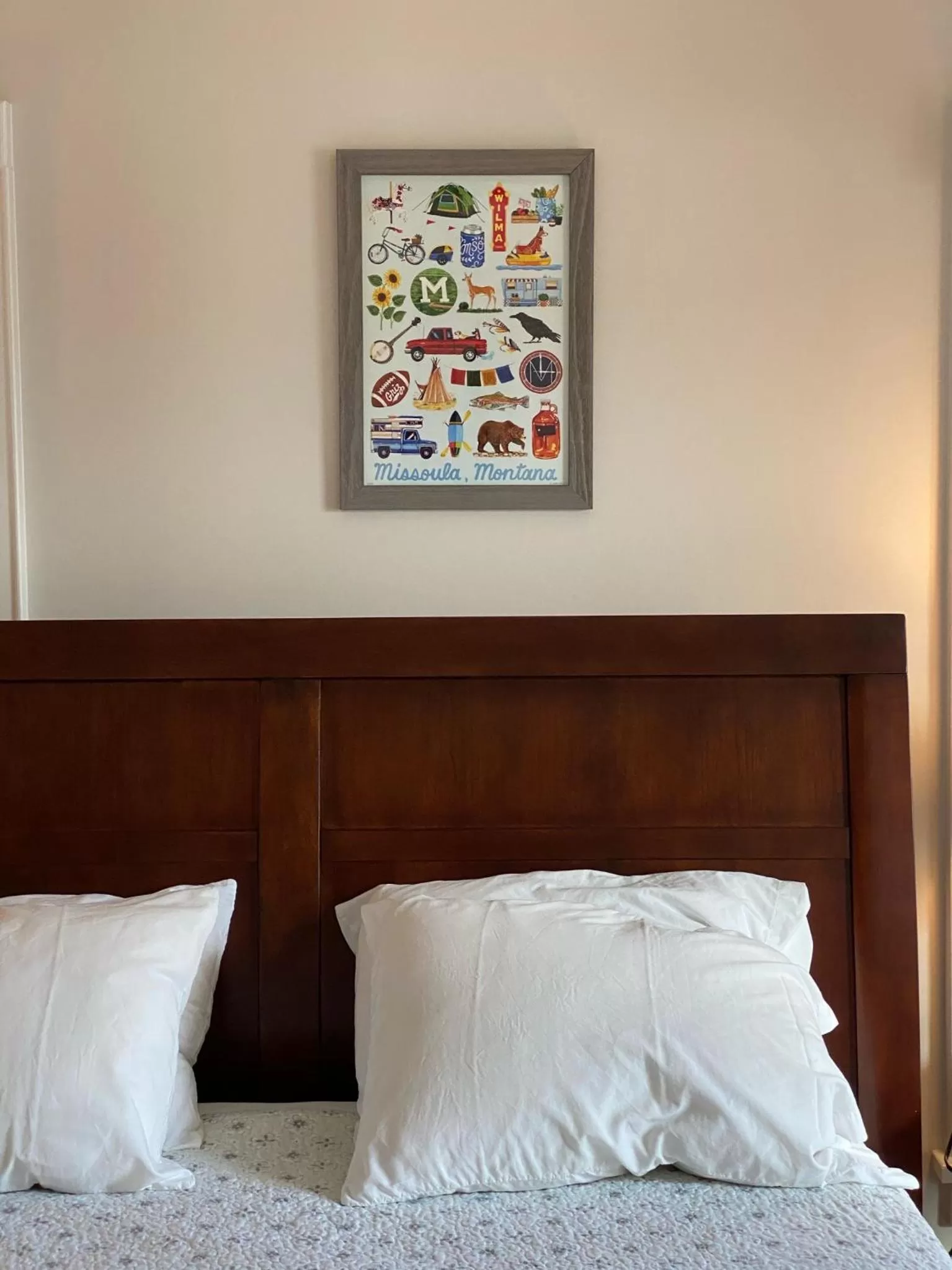 Bed in Goldsmith's River Front Inn