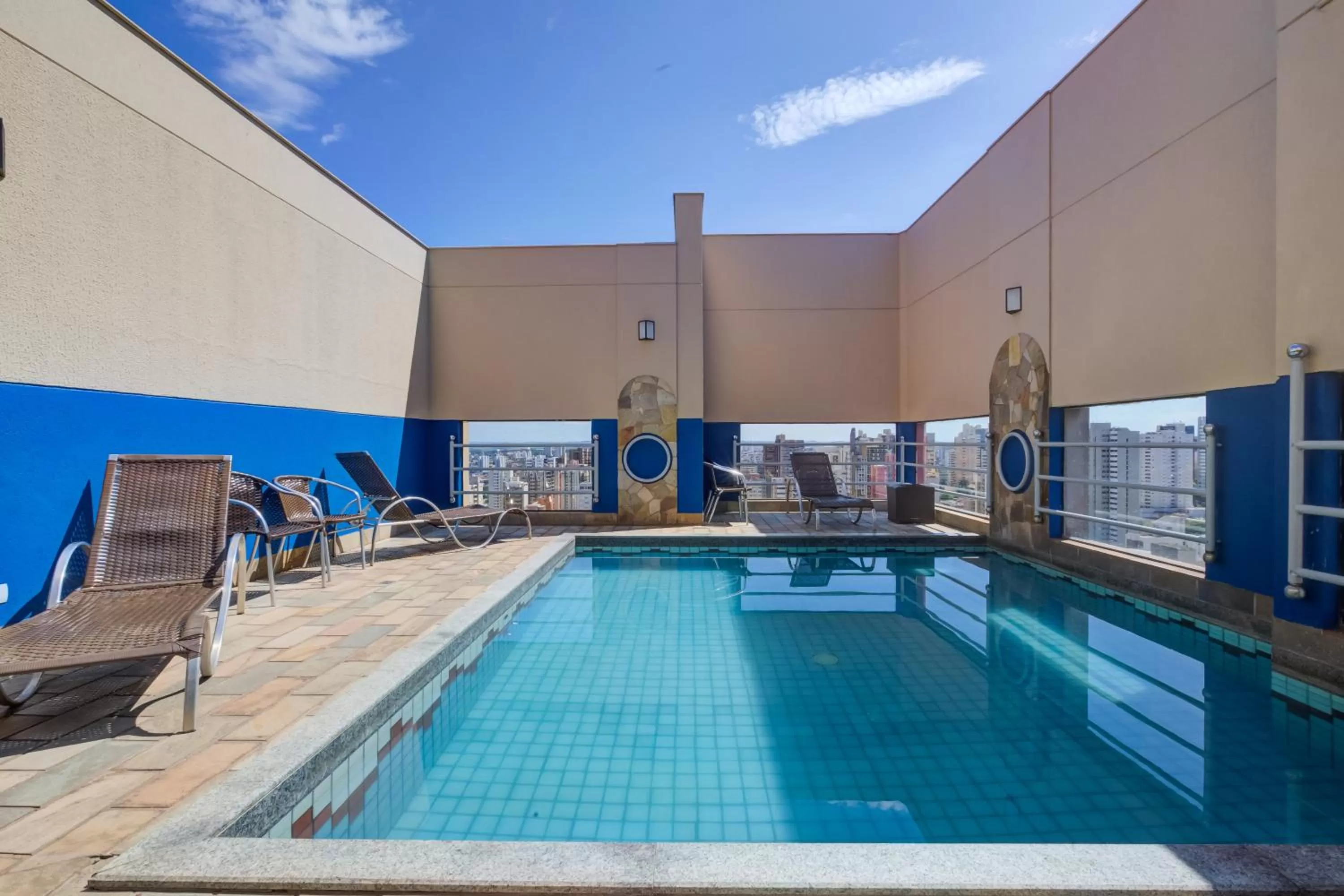 Swimming pool in Slaviero Londrina Flat