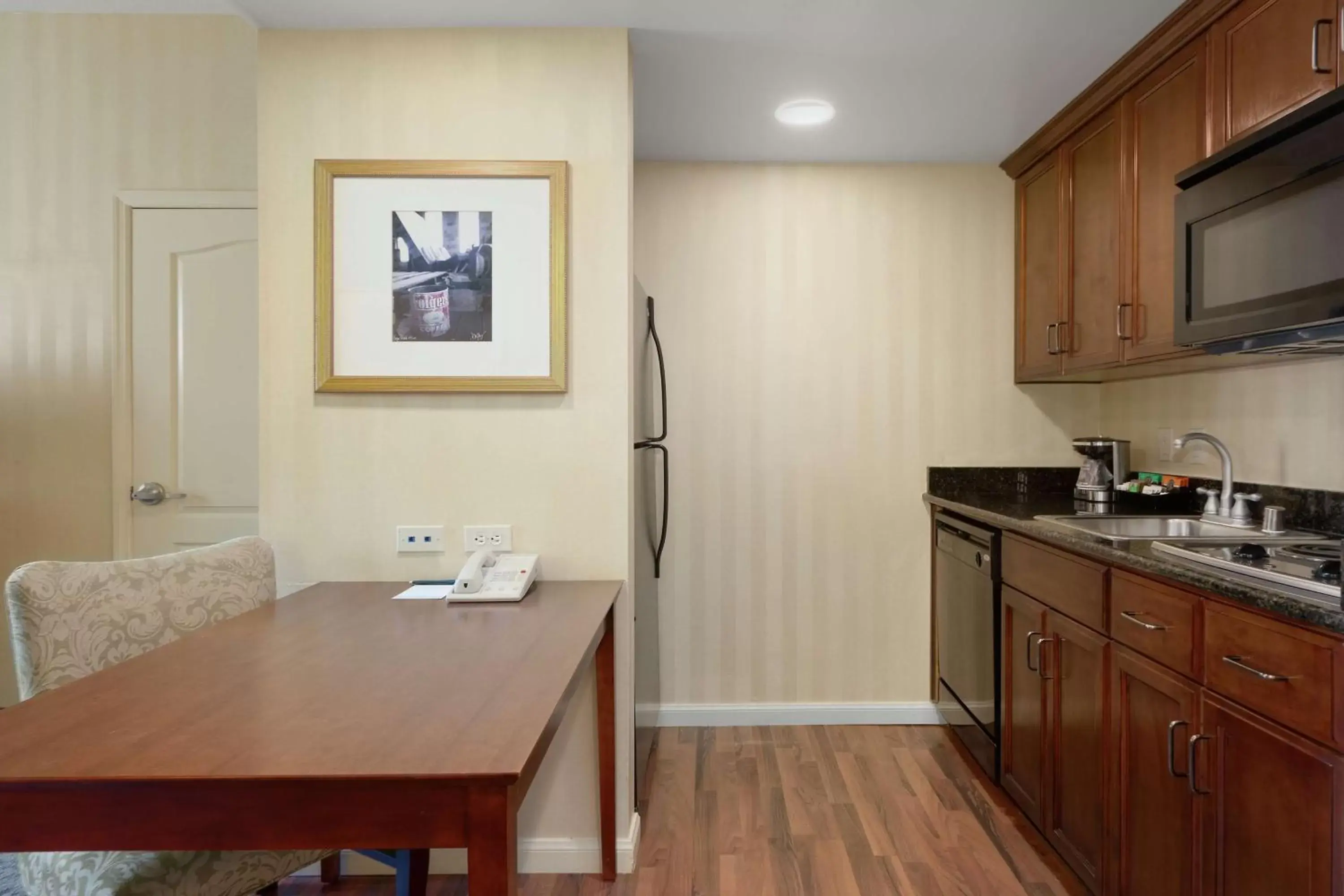 Bedroom, Kitchen/Kitchenette in Homewood Suites by Hilton Sacramento Airport-Natomas