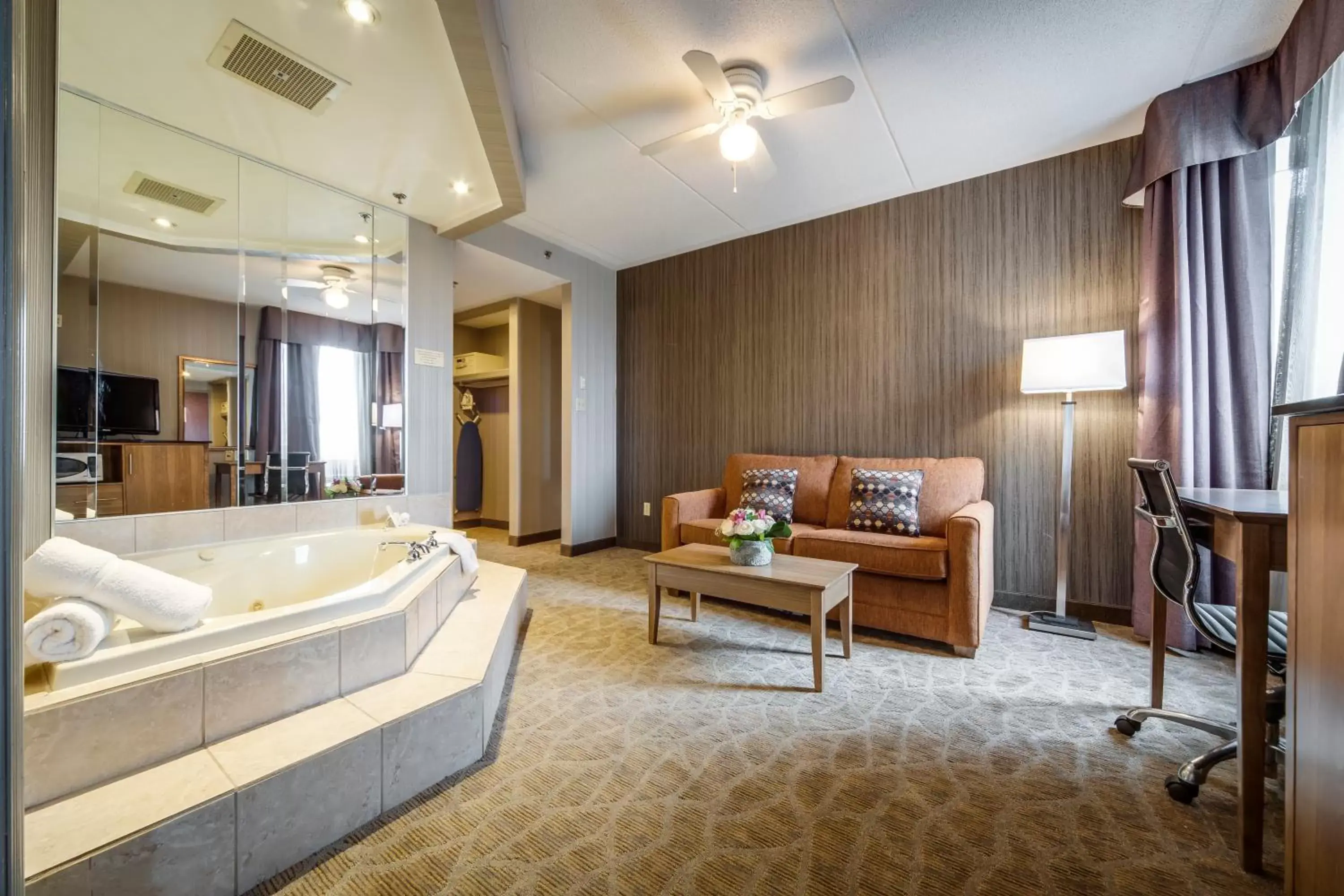 Living room in Monte Carlo Inn Airport Suites