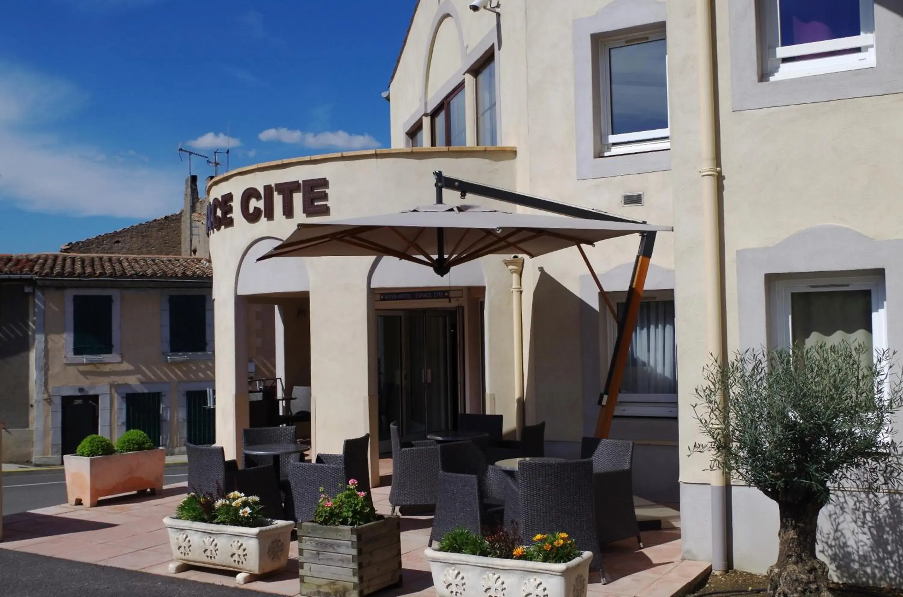 Facade/entrance, Property Building in Hotel Espace Cite