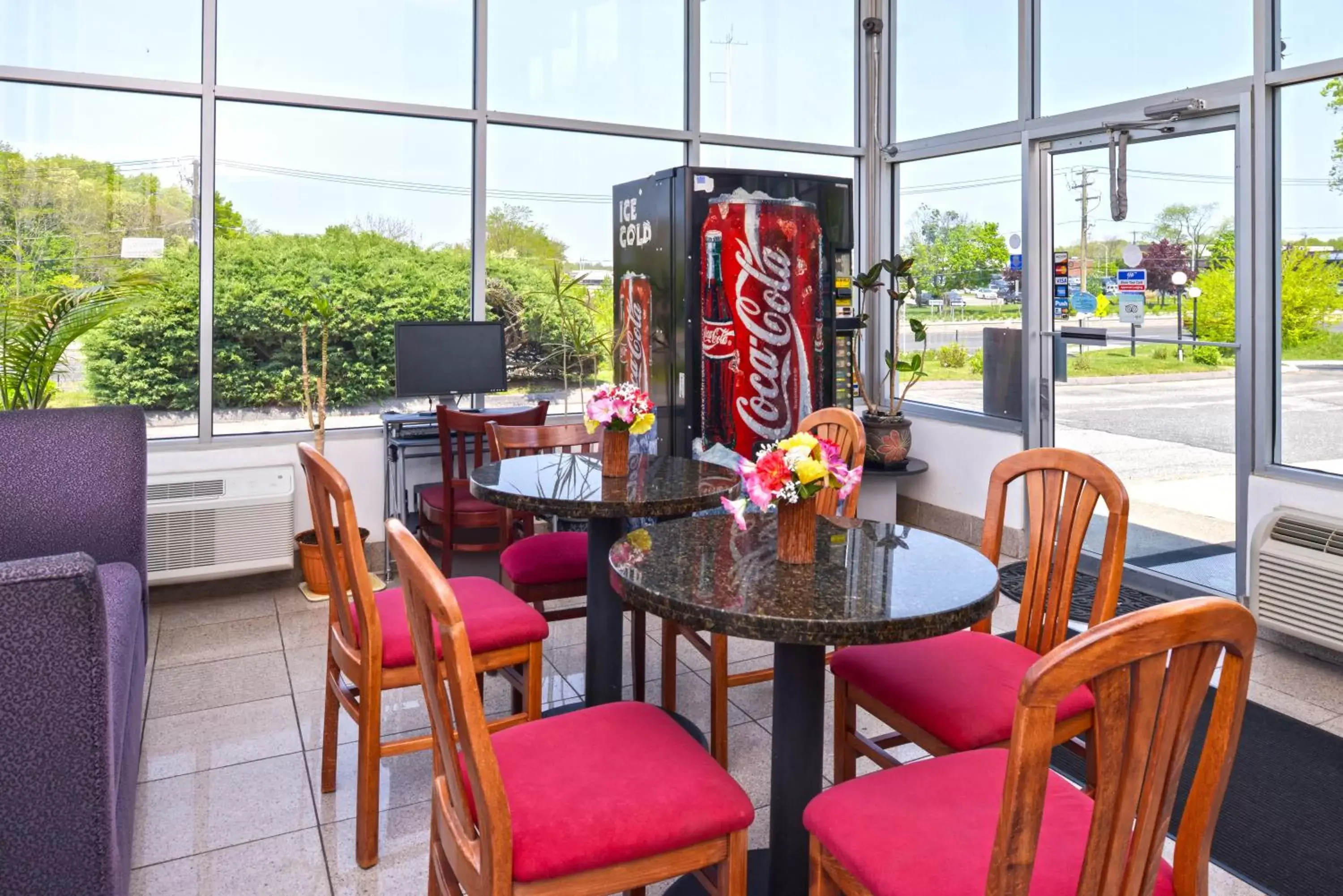 Restaurant/Places to Eat in Americas Best Value Inn Smithtown/Long Island