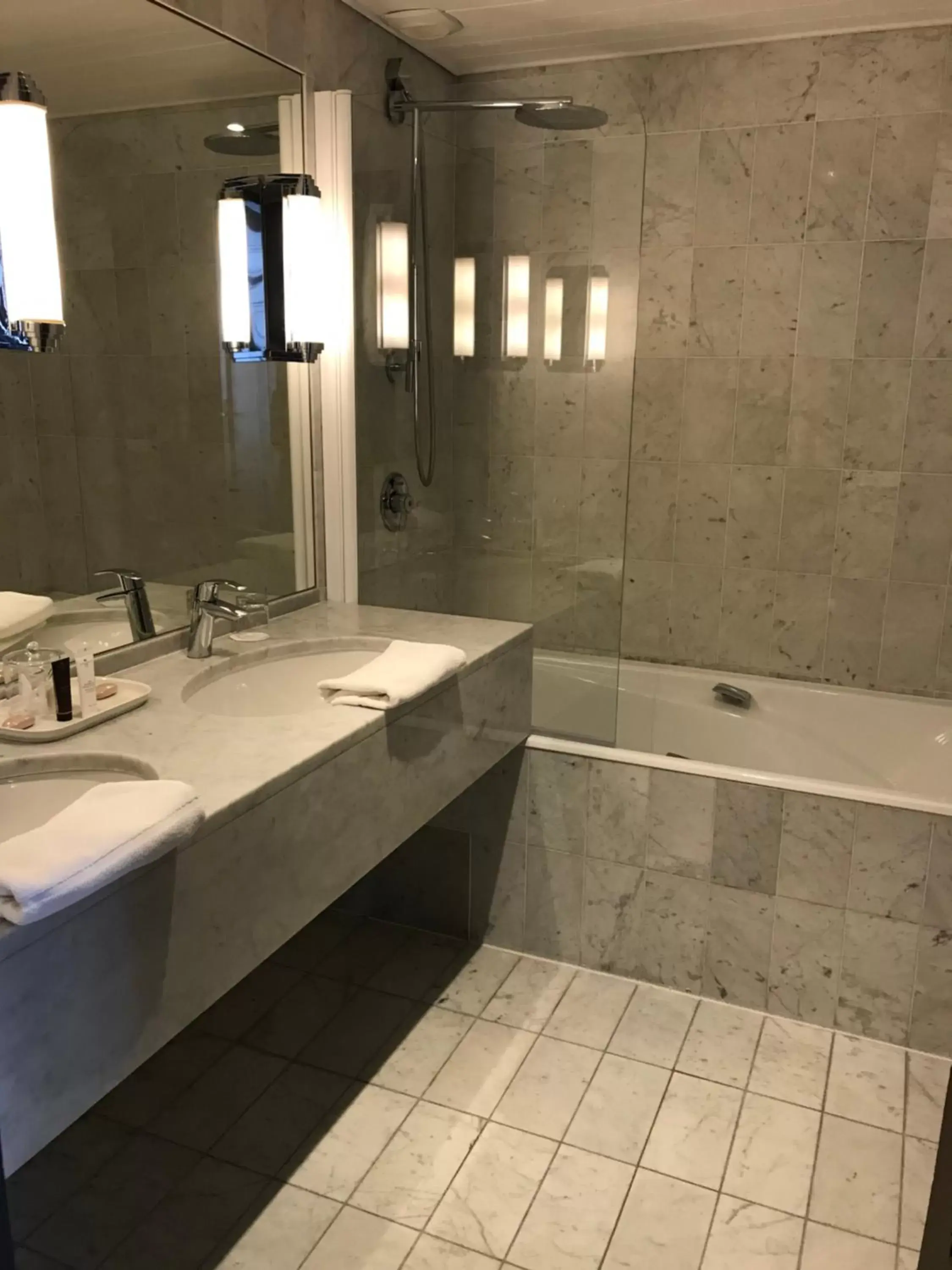 Bathroom in Hotel Carlton