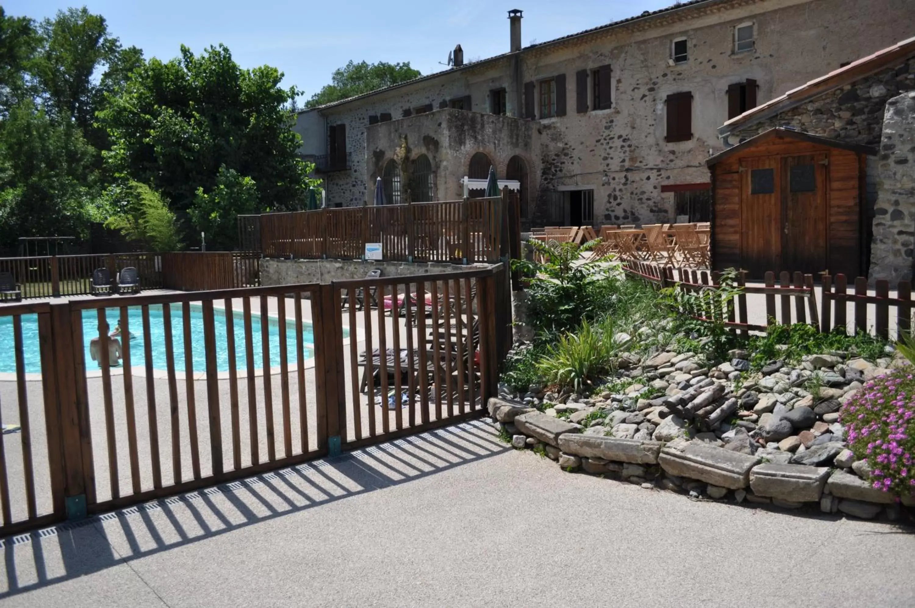 Swimming pool, Property Building in Le Moulin D'onclaire Camping et chambres d'hôtes