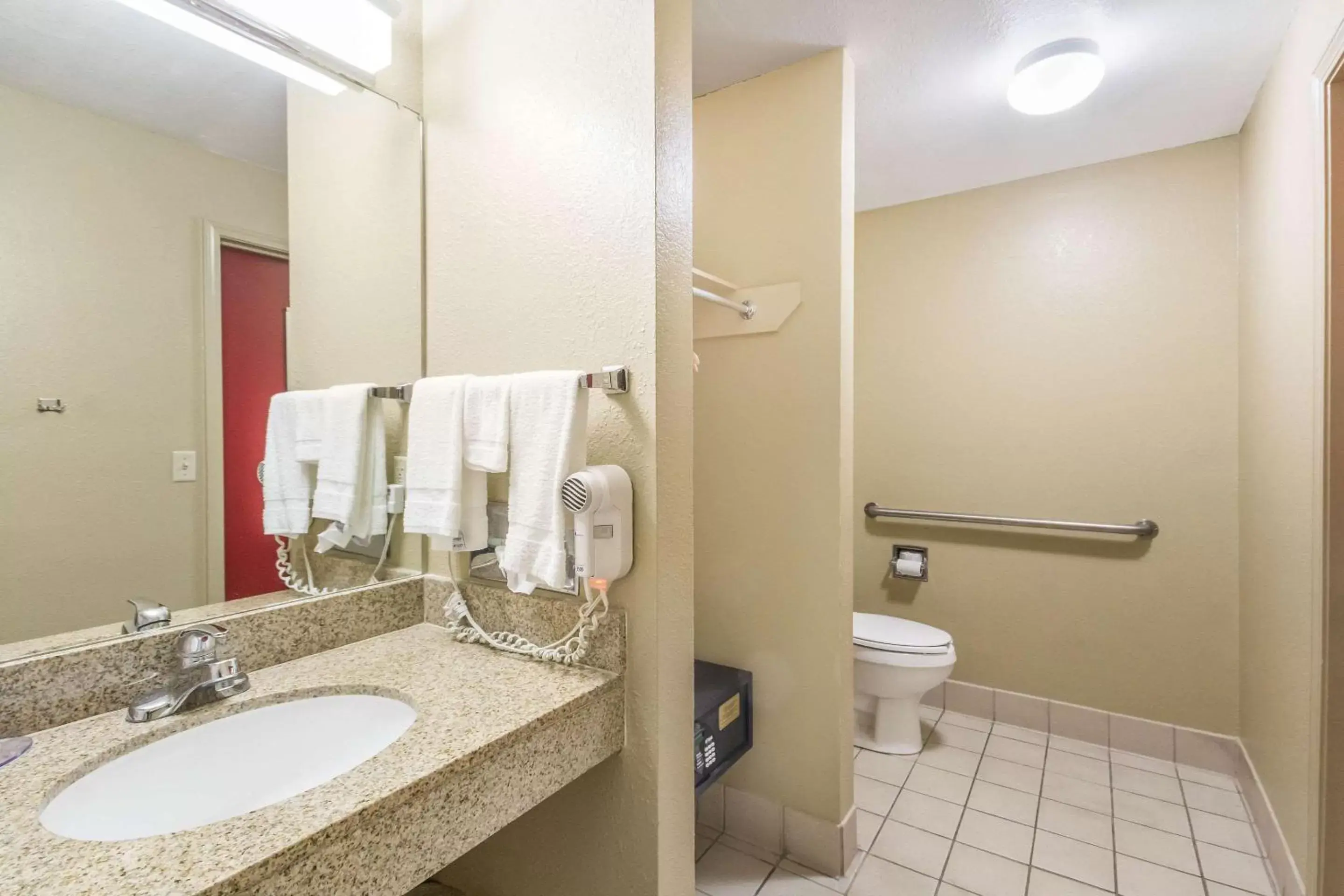 Bathroom in Econo Lodge Inn & Suites I-35 at Shawnee Mission