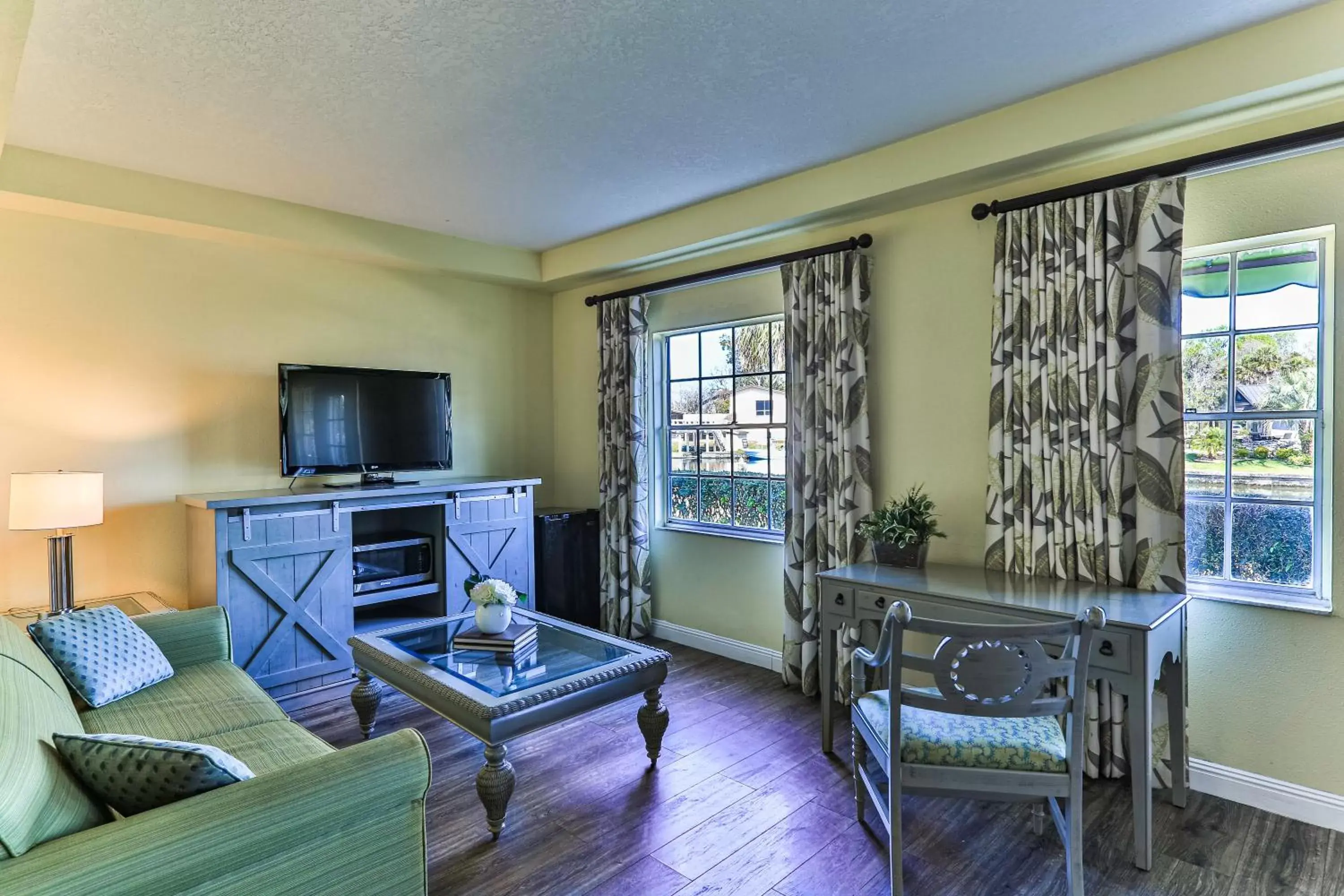 TV and multimedia, Seating Area in Plantation Resort on Crystal River, Ascend Hotel Collection