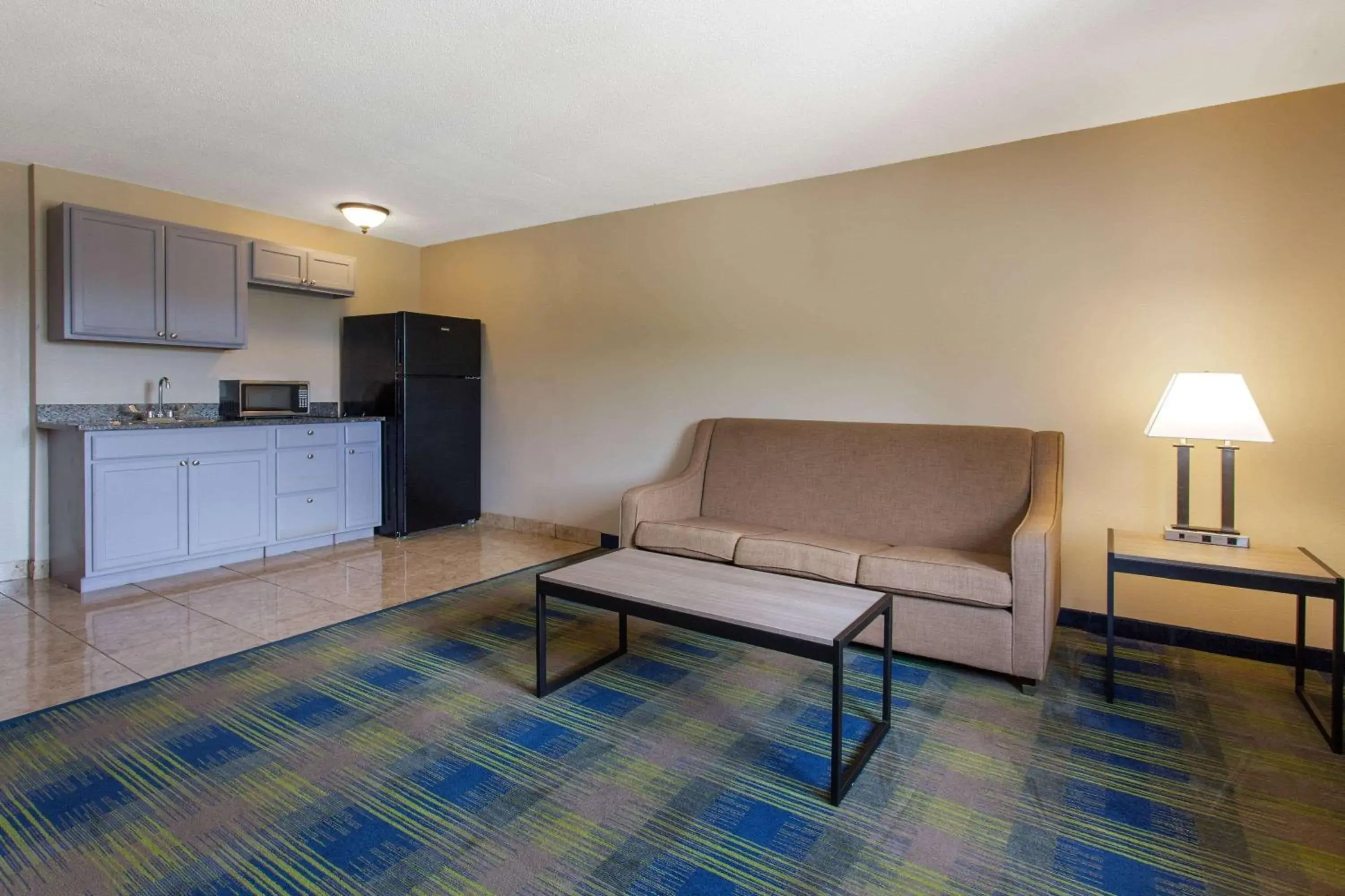 Photo of the whole room, Seating Area in Super 8 by Wyndham Cromwell/Middletown