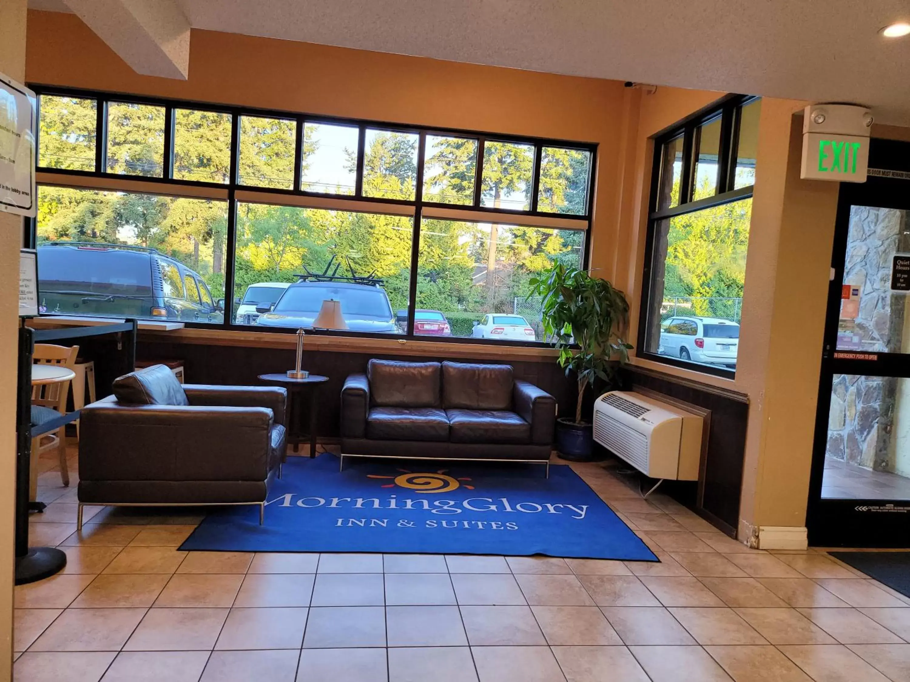 Seating area in MorningGlory Inn & Suites