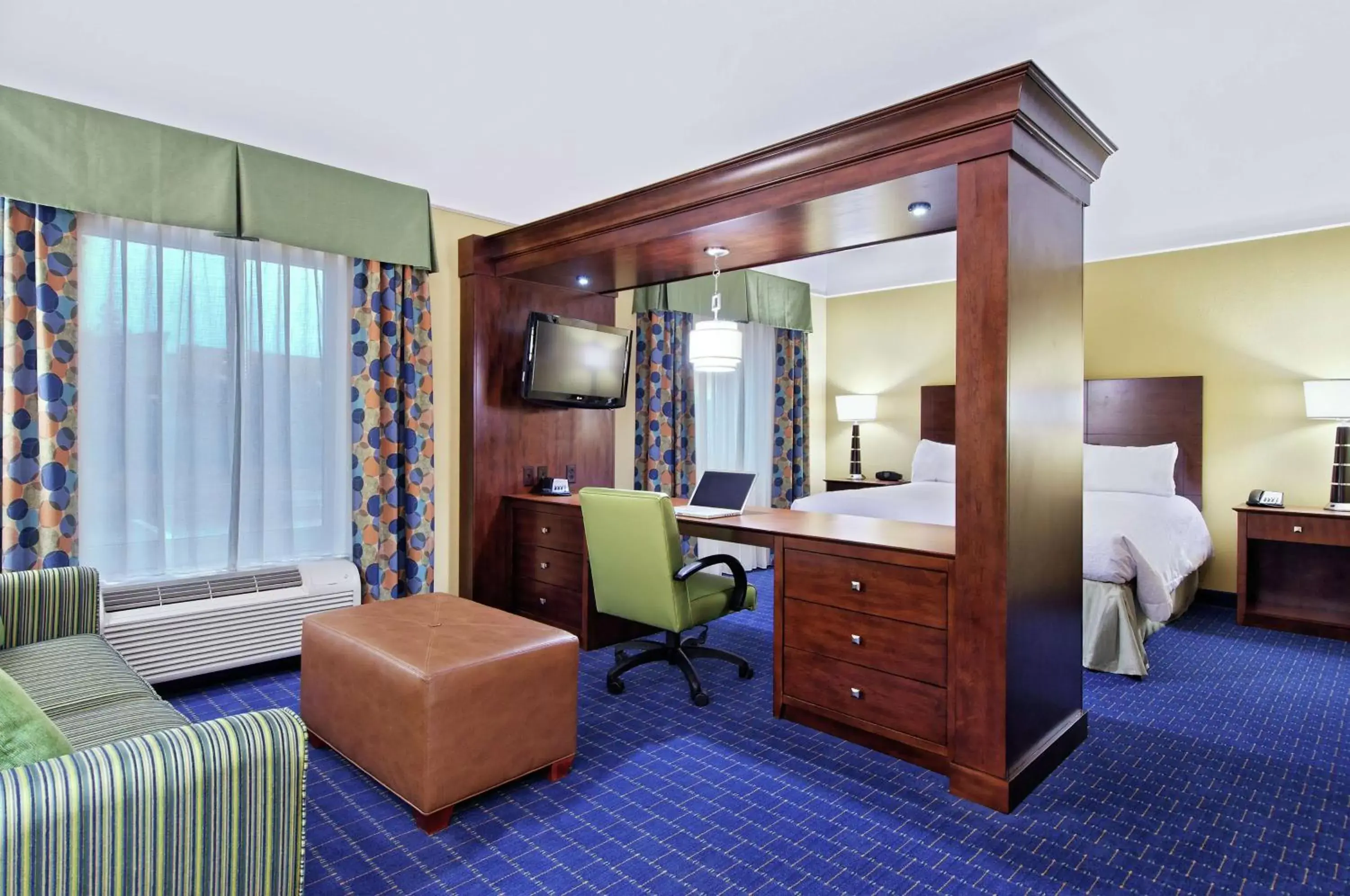 Bed, Seating Area in Hampton Inn & Suites Knoxville-Turkey Creek