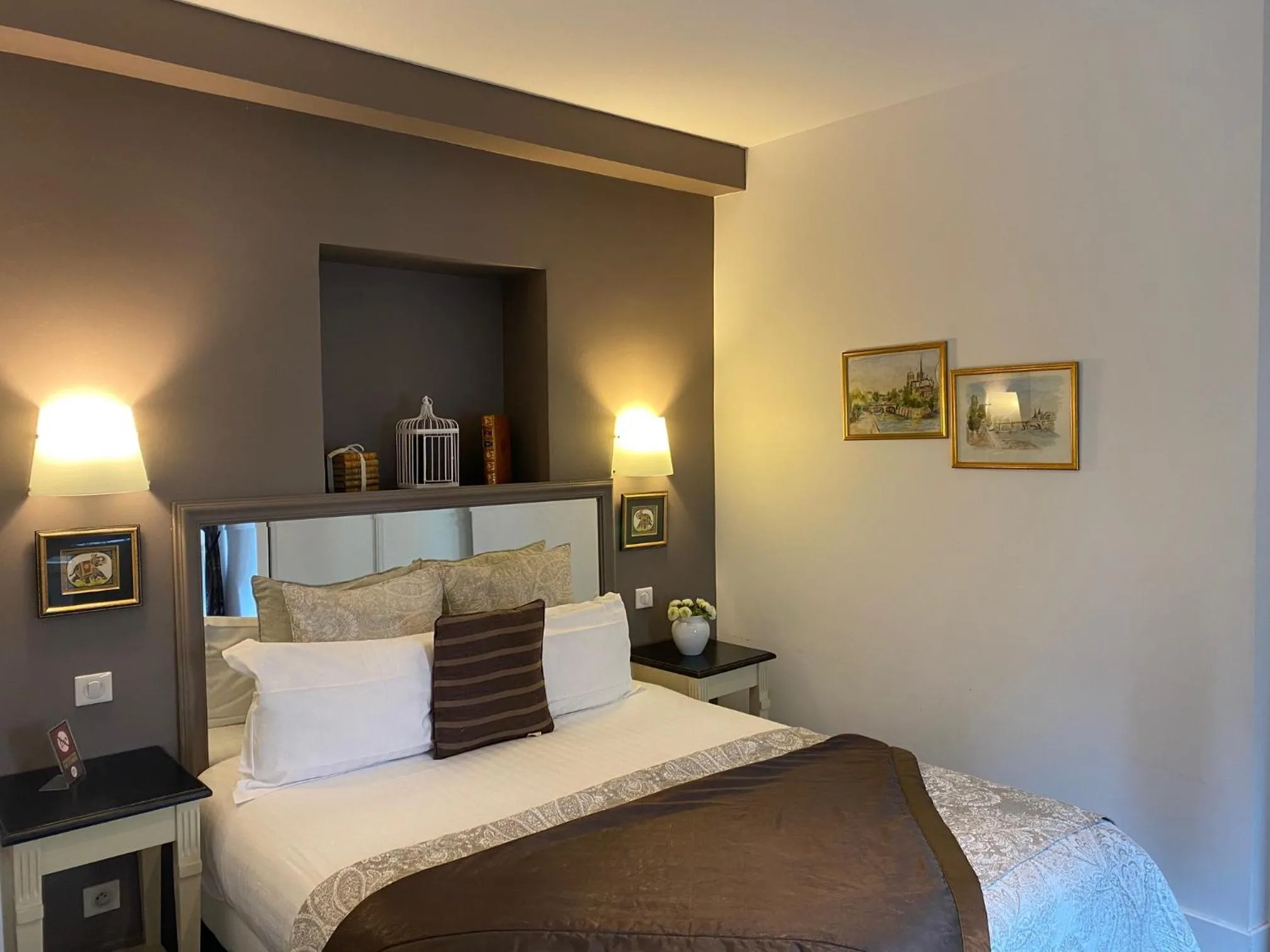 Bed in Logis Hôtel Restaurant du Parc