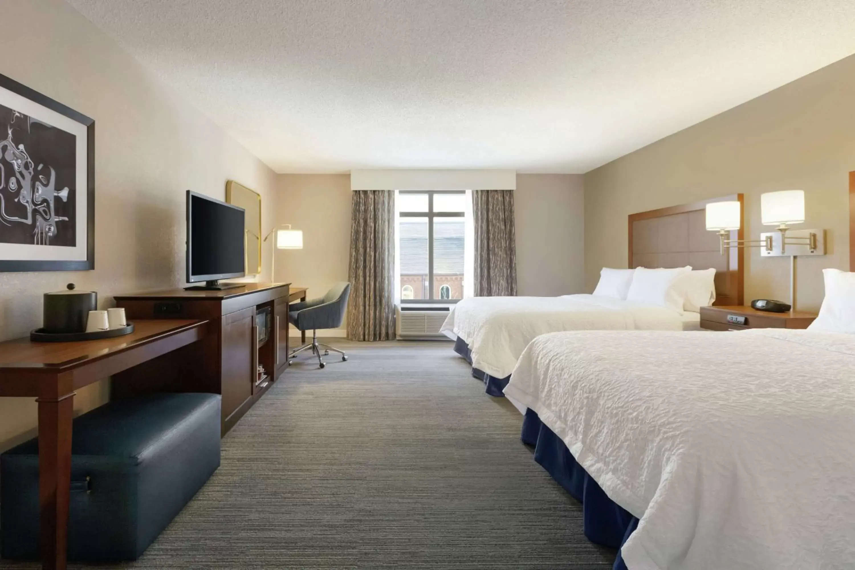 Bedroom in Hampton Inn & Suites Nashville-Downtown