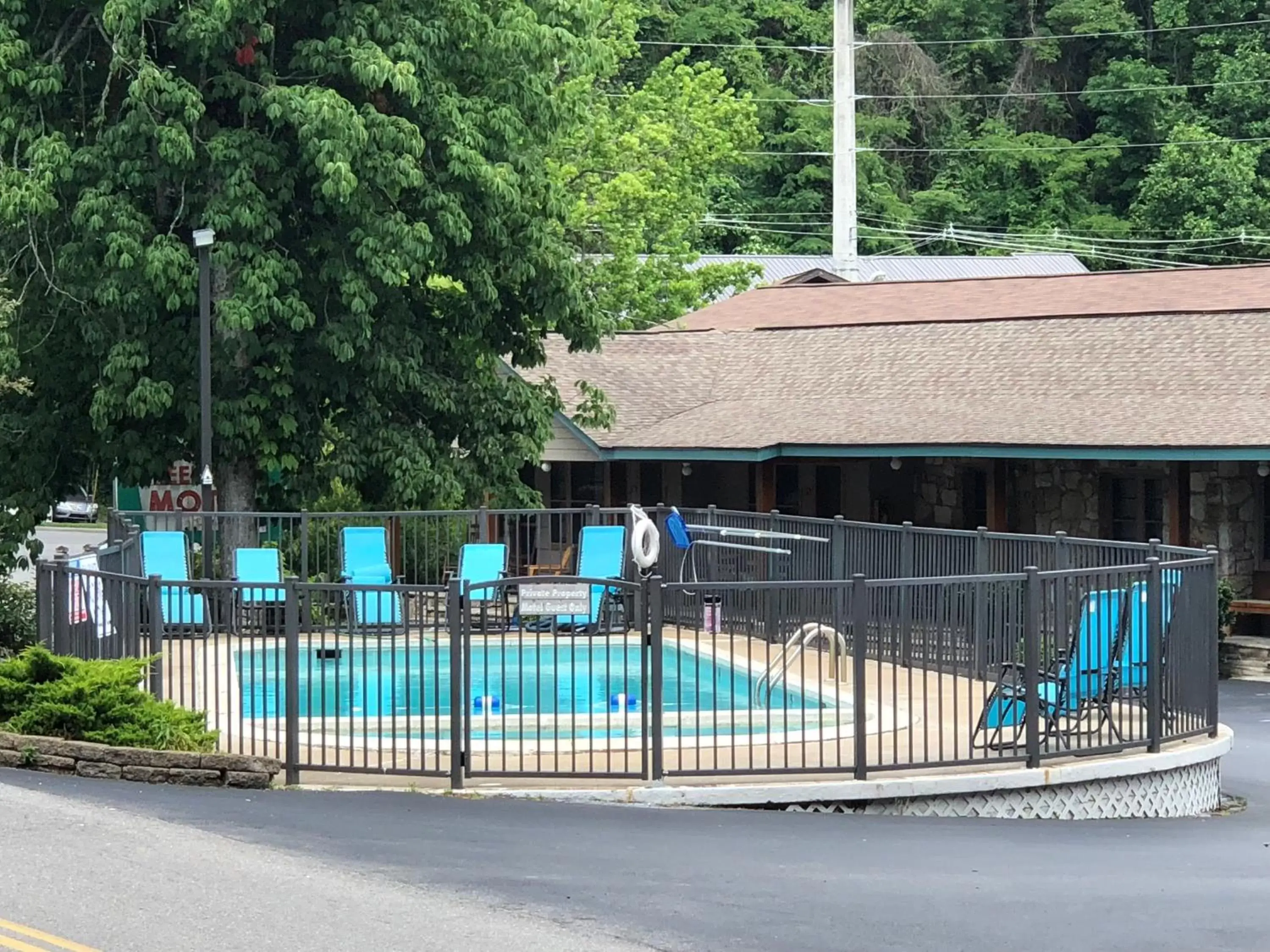 Swimming pool in Marshall's Creek Rest Motel