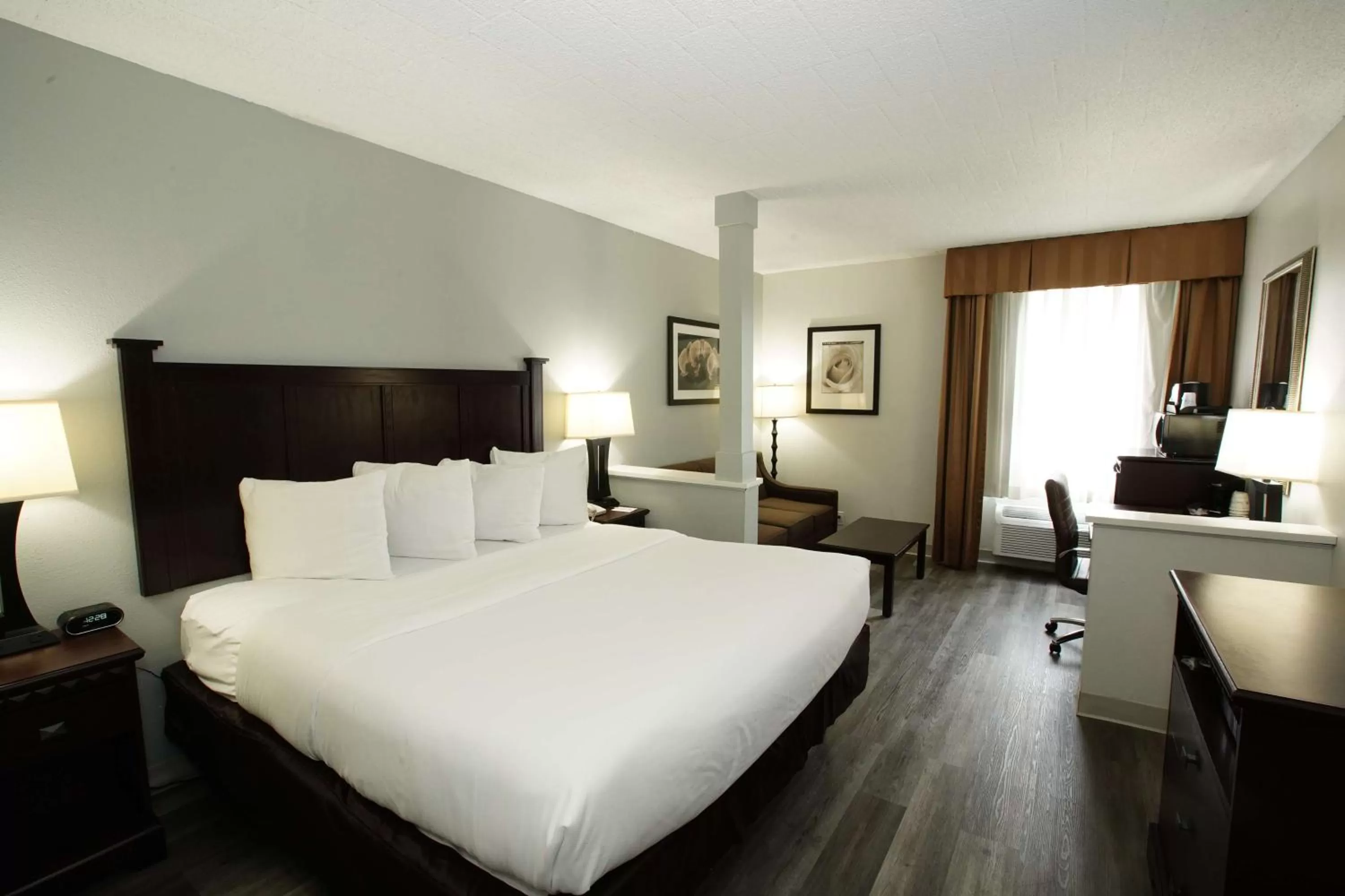 Photo of the whole room, Bed in Best Western Paramus Hotel & Suites