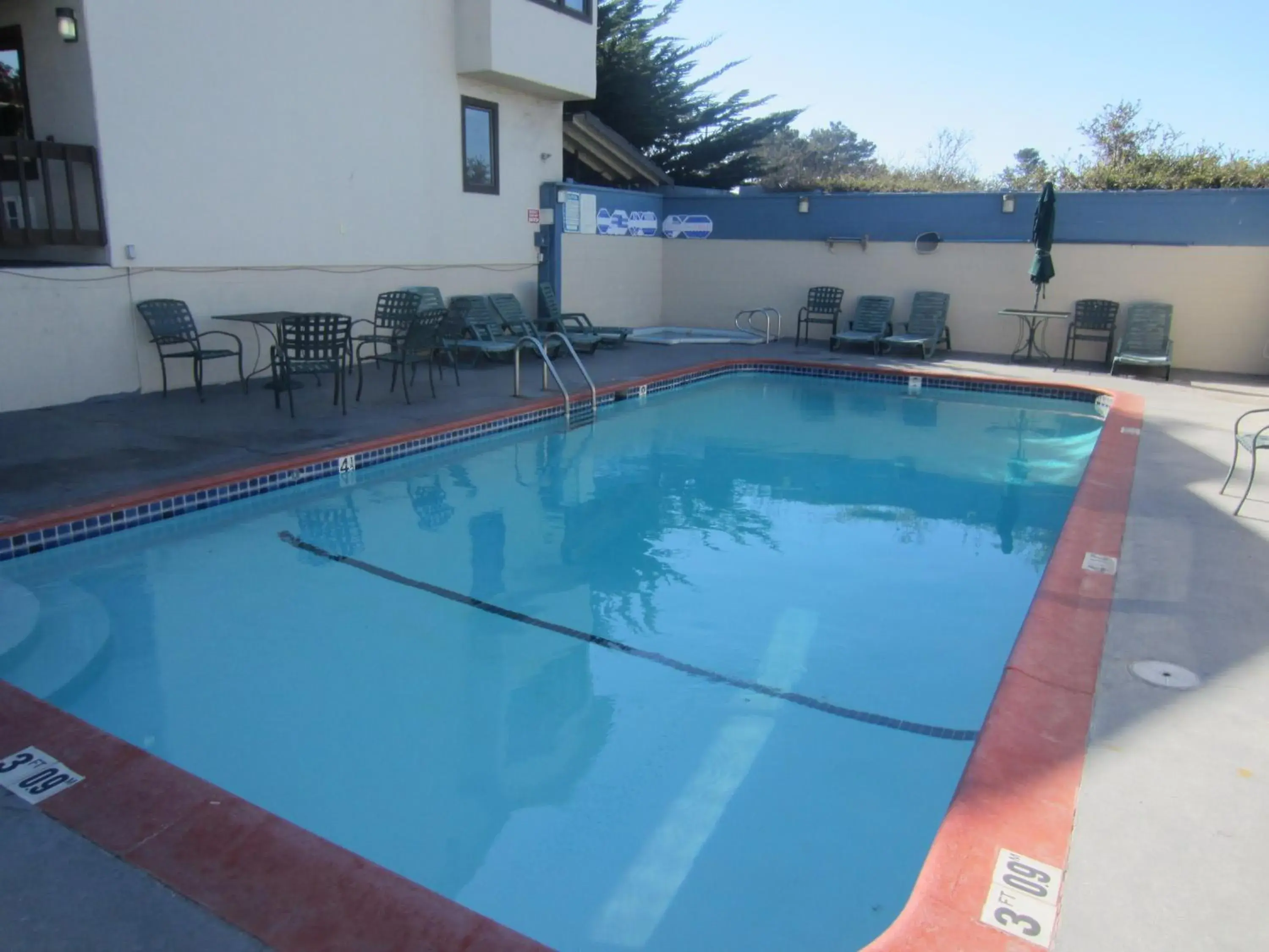 Swimming pool in Monterey Fairgrounds Inn Swimming pool in Monterey Fairgrounds Inn
