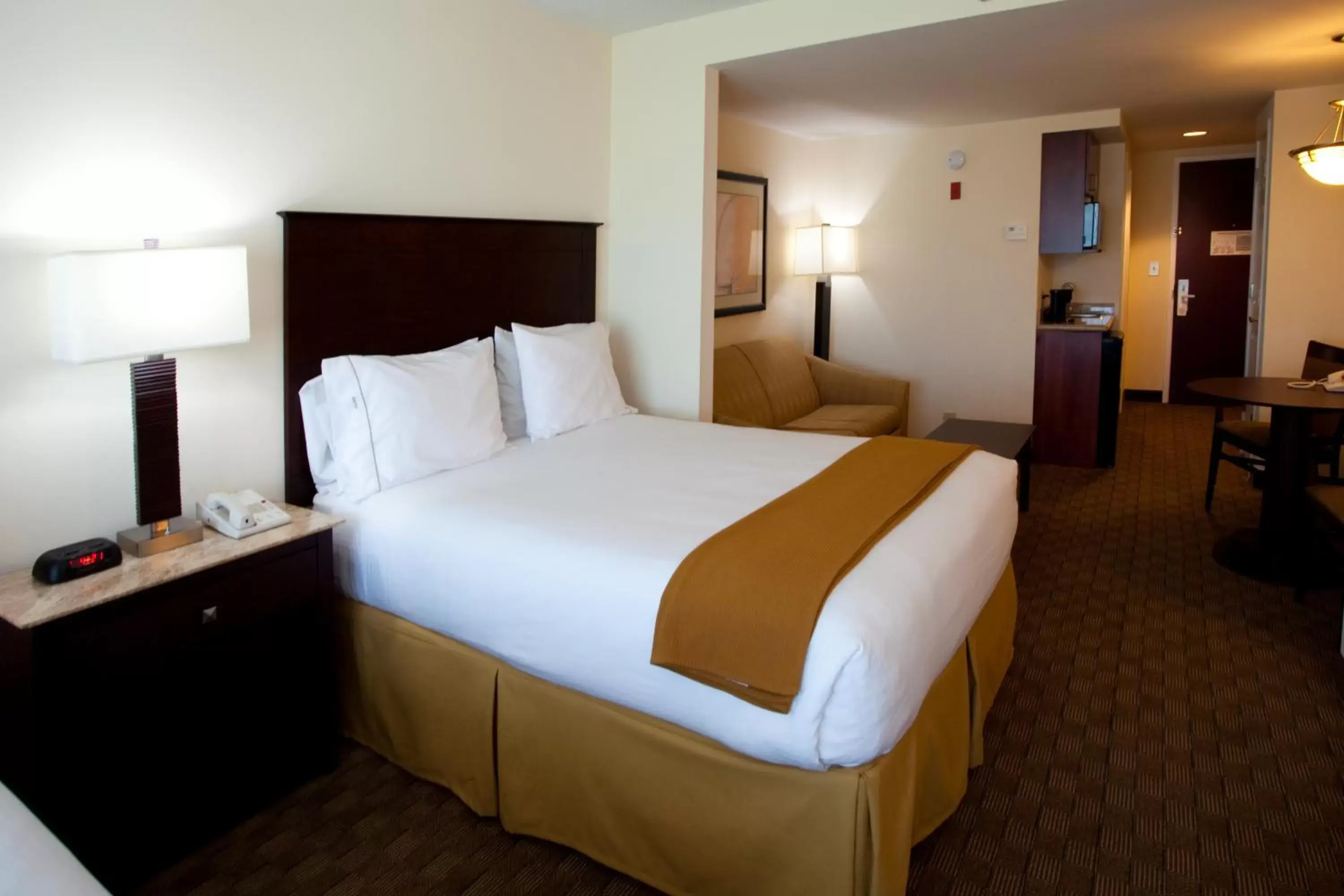 Bedroom, Bed in Holiday Inn Express & Suites Columbus at Northlake, an IHG Hotel