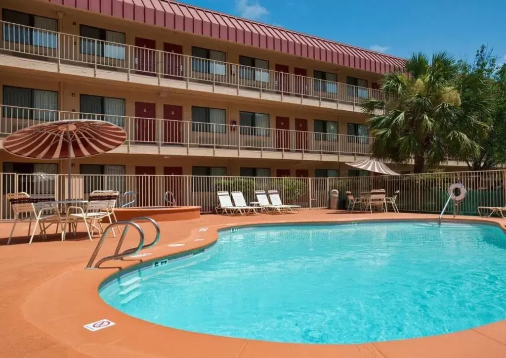 Swimming Pool in Red Roof Inn Corpus Christi South