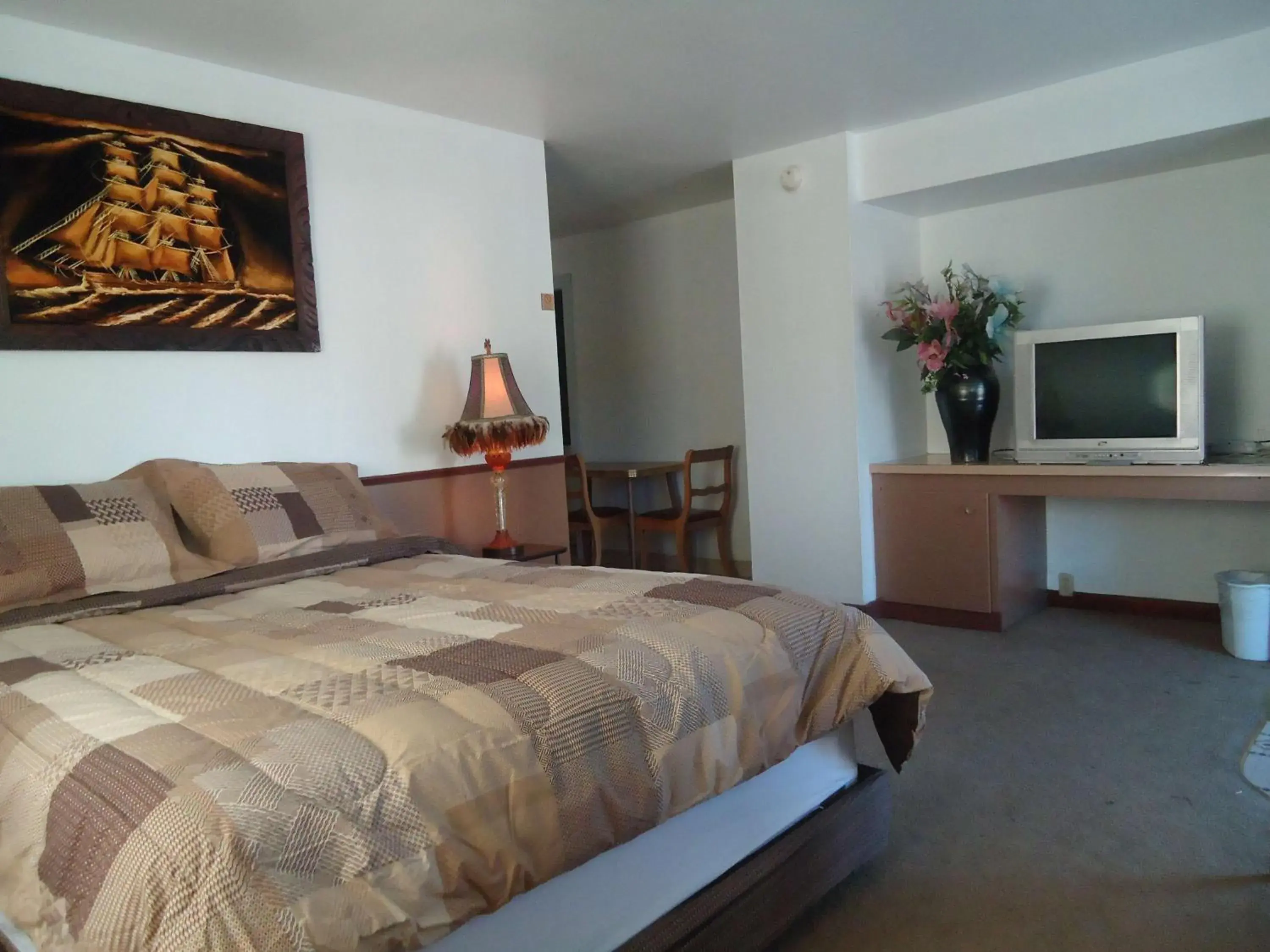 Photo of the whole room, Bed in Blue Mountain Motel