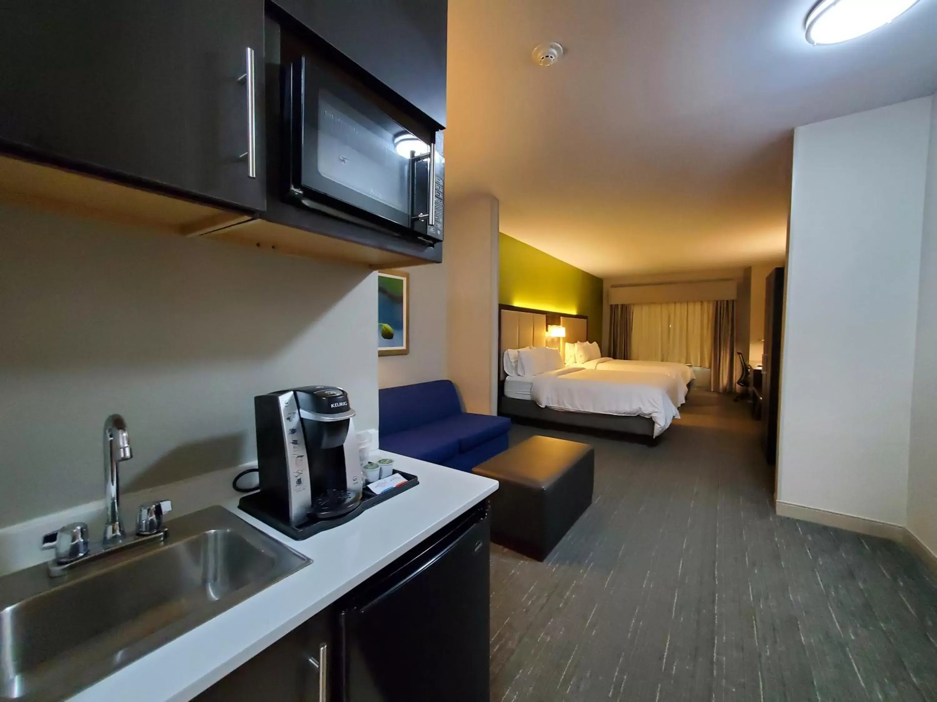 Coffee/tea facilities, Kitchen/Kitchenette in Holiday Inn Express Pearland, an IHG Hotel