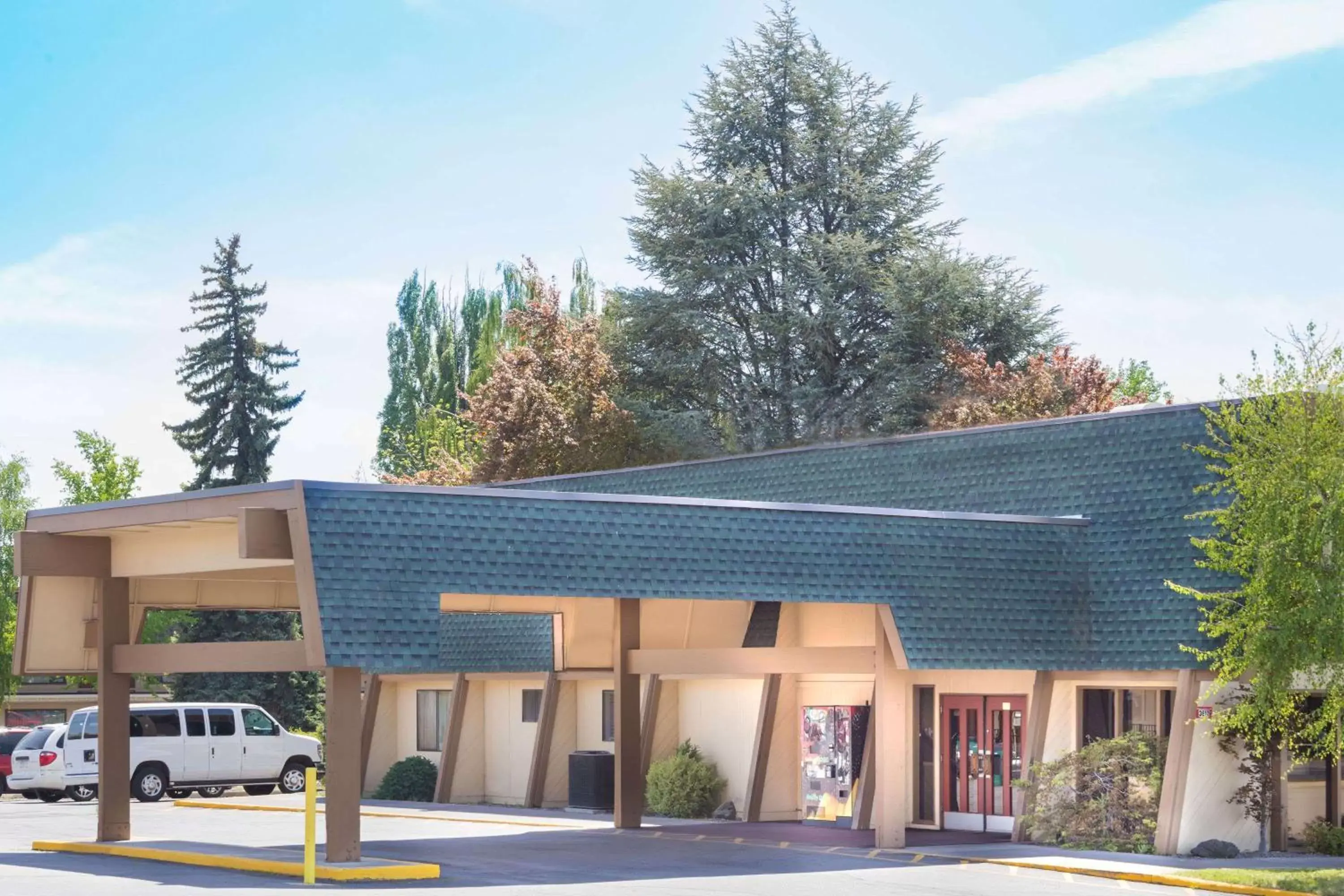 Property Building in Days Inn by Wyndham Klamath Falls