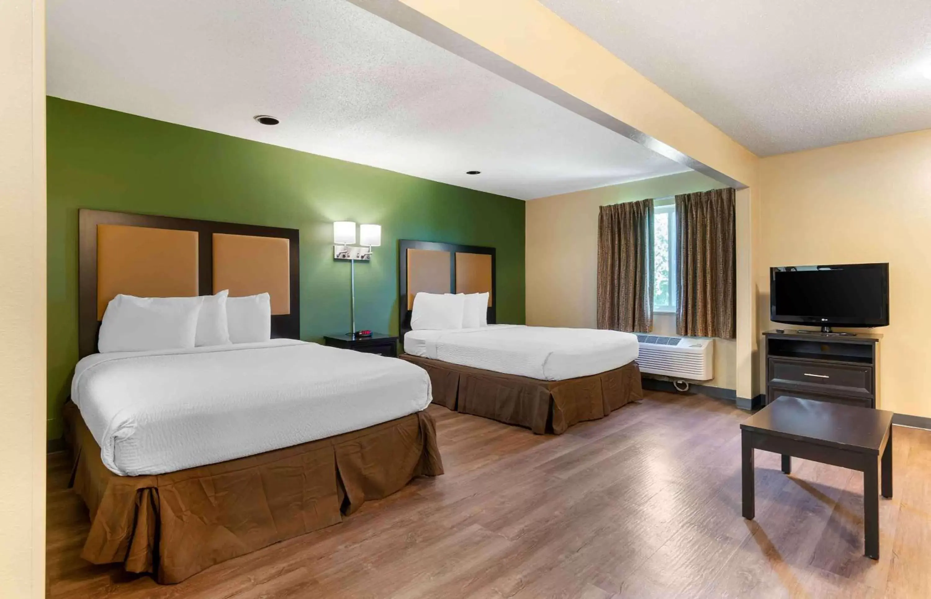 Bedroom, Bed in Extended Stay America Suites - St Louis - Earth City