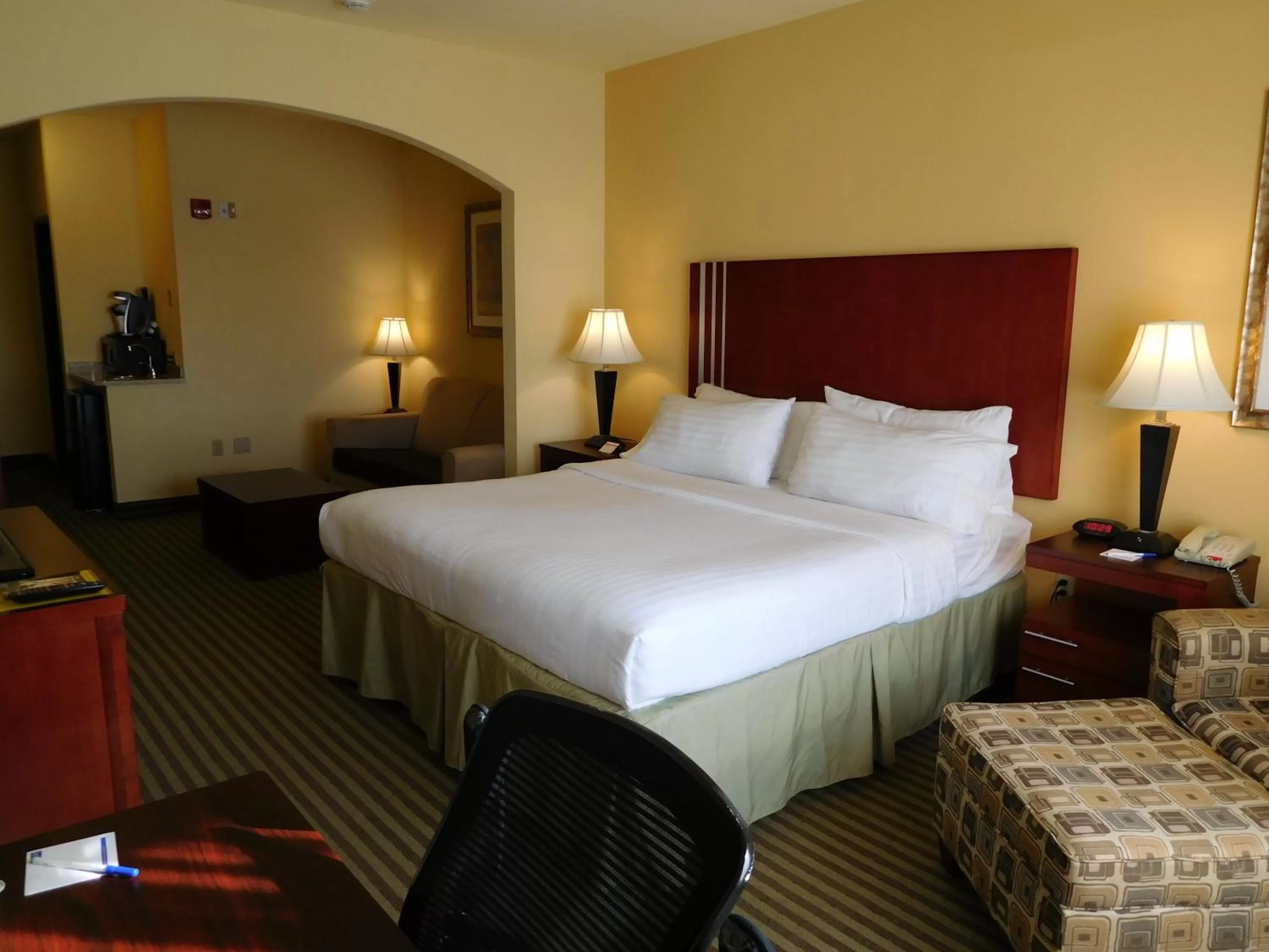Photo of the whole room, Bed in Holiday Inn Express Ponca City by IHG