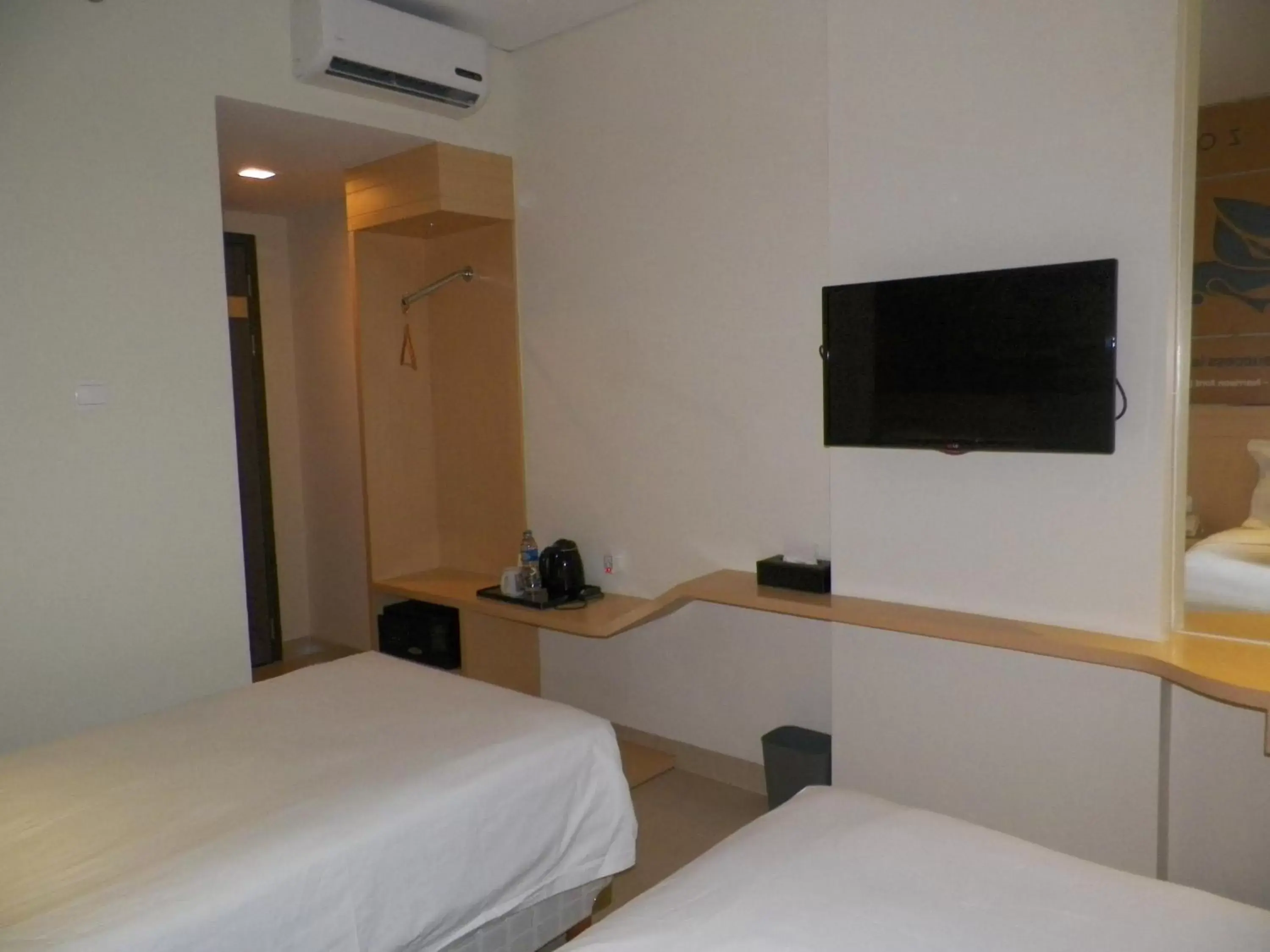 TV and multimedia, Bed in Zodiak Asia Afrika by KAGUM Hotels