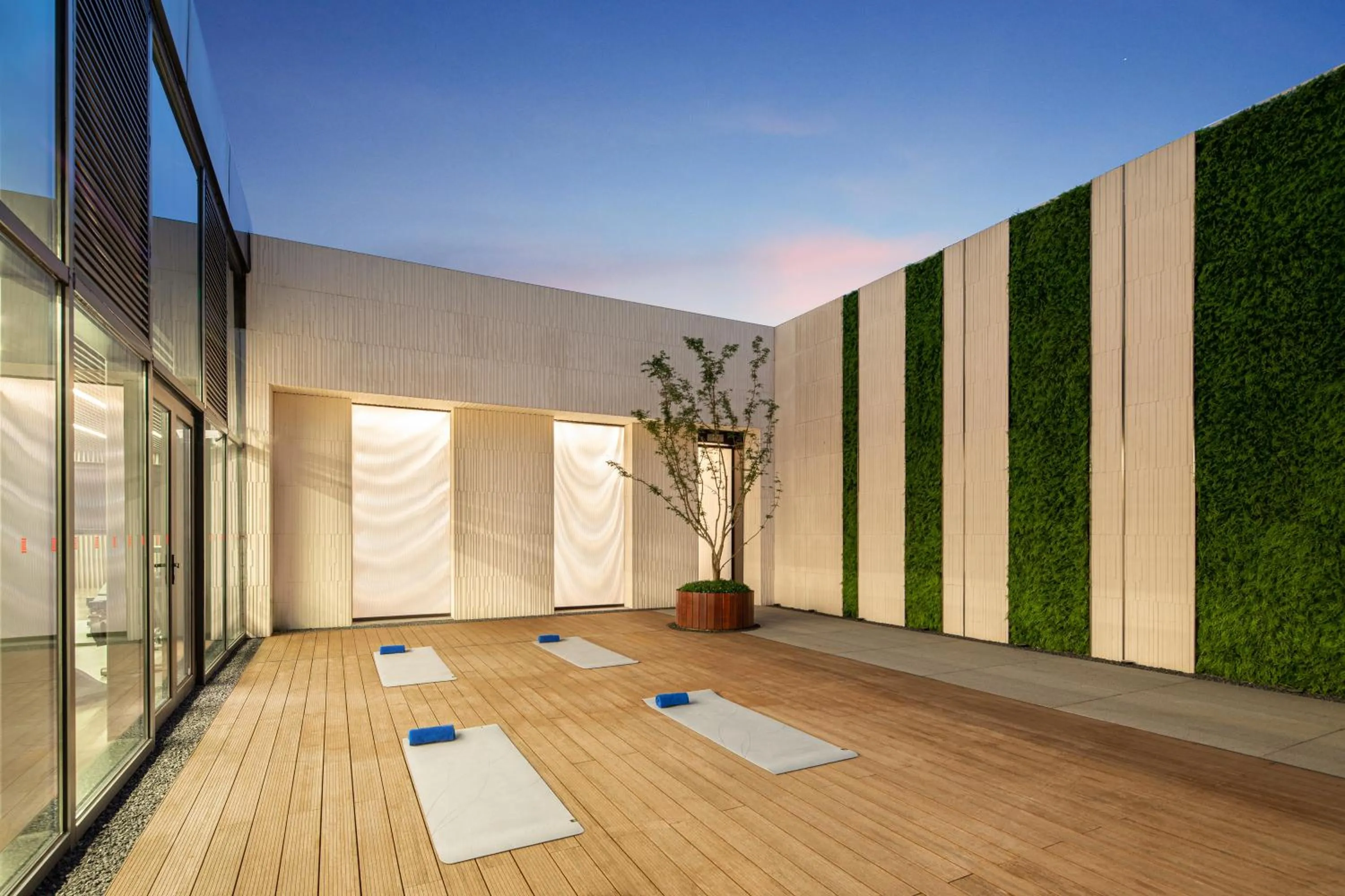 Balcony/Terrace in HUALUXE Shanghai Changfeng Park - Park Lake View