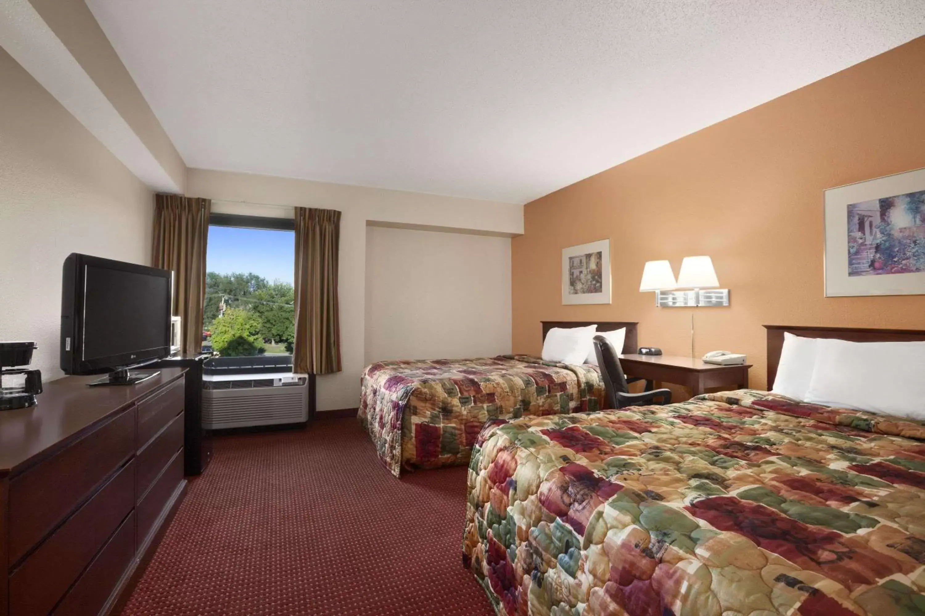 Photo of the whole room, Bed in Days Inn & Suites by Wyndham Cedar Rapids