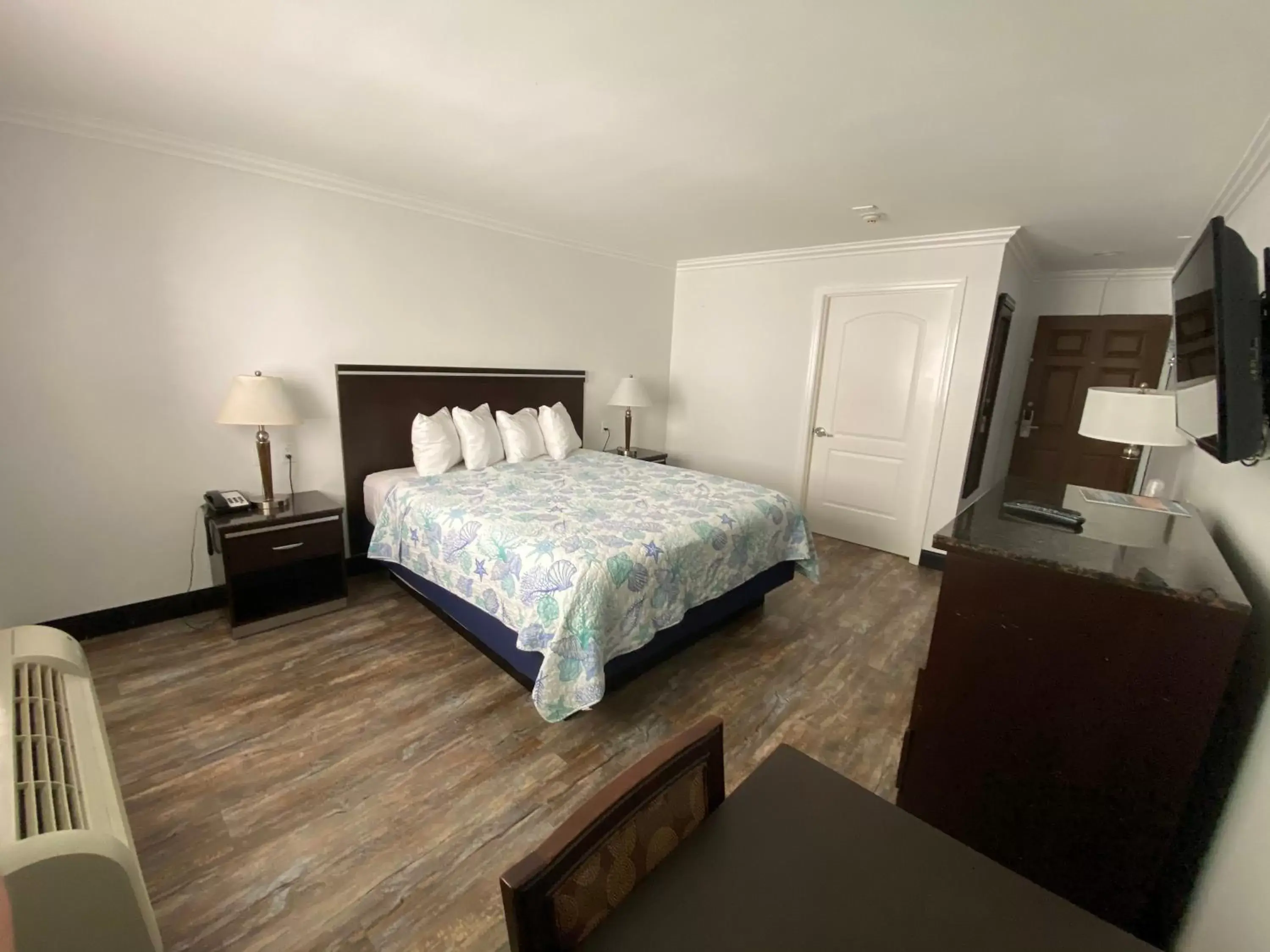 Photo of the whole room, Bed in Ocean Surf Inn & Suites
