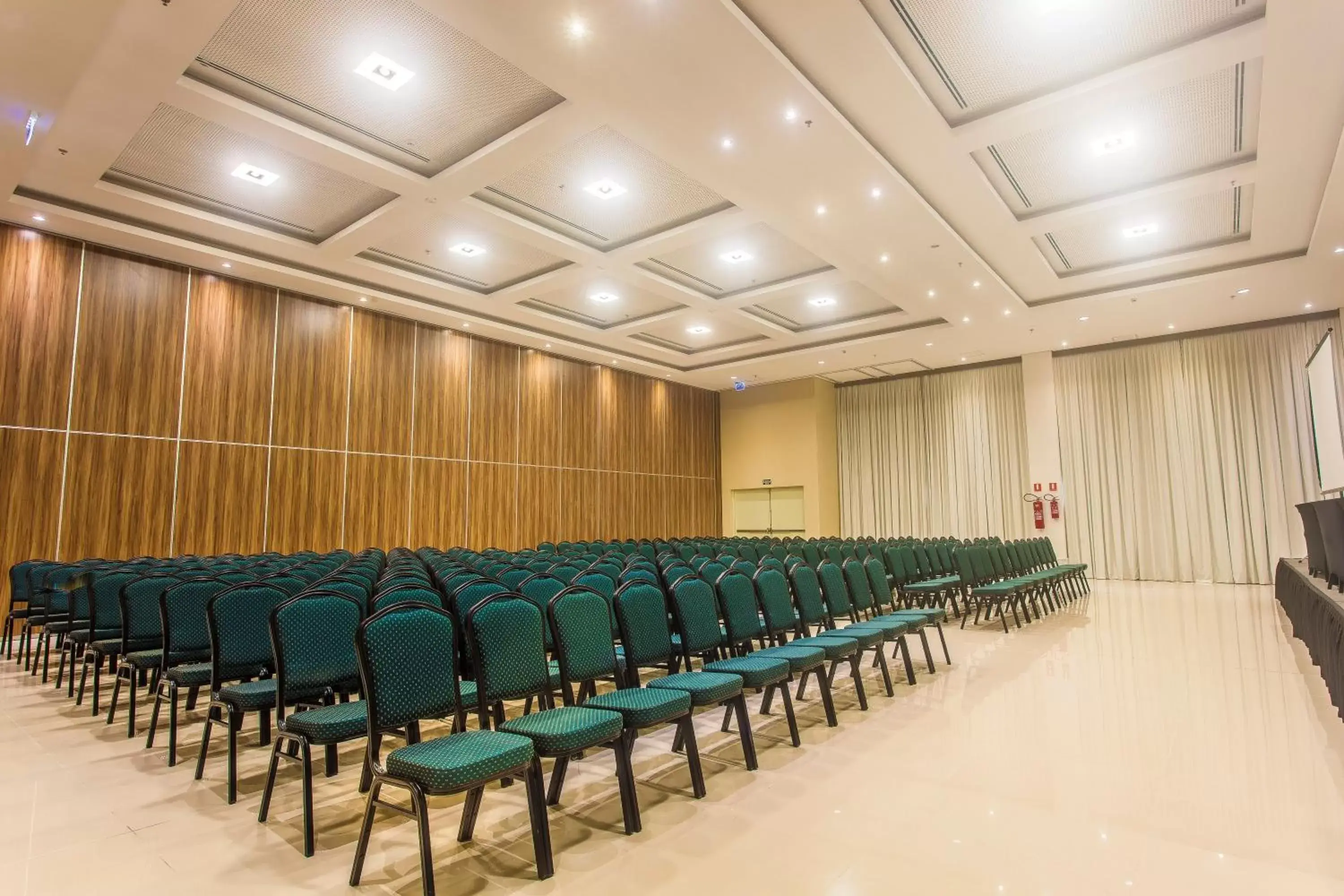 Meeting/conference room in Holiday Inn Natal, an IHG Hotel